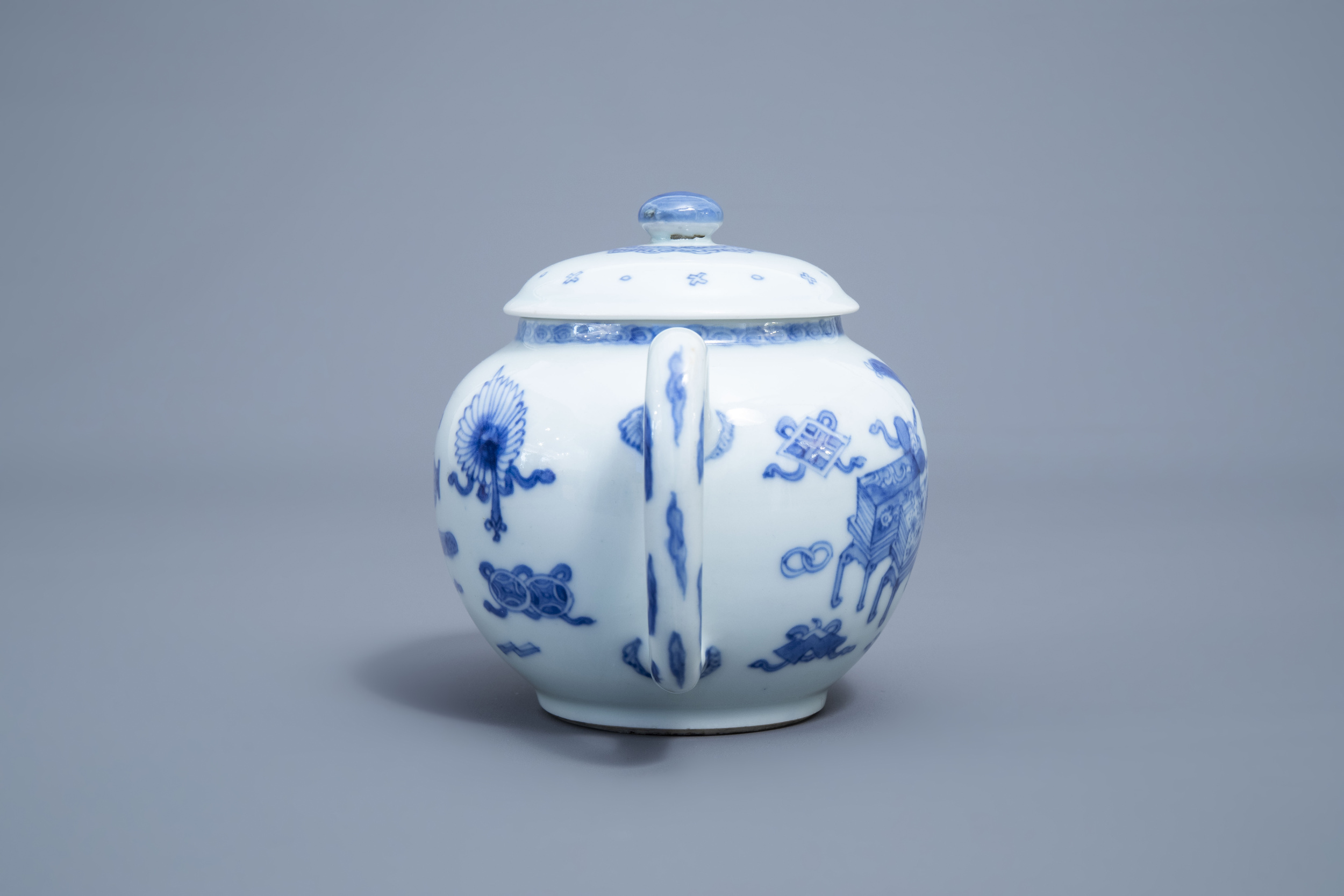 A Chinese blue and white teapot and cover with antiquities design, Kangxi - Image 4 of 8