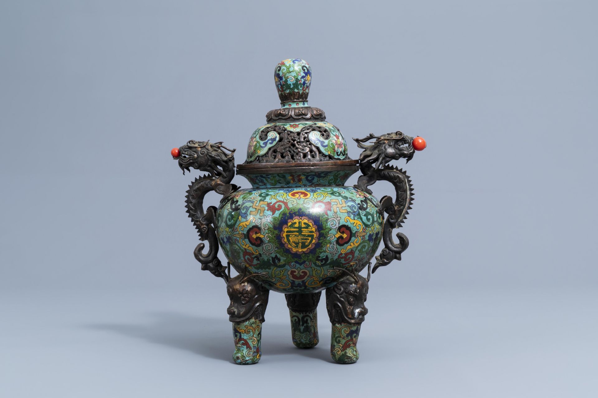 A Chinese cloisonne tripod incense burner and cover with dragon relief design, 20th C. - Image 2 of 7
