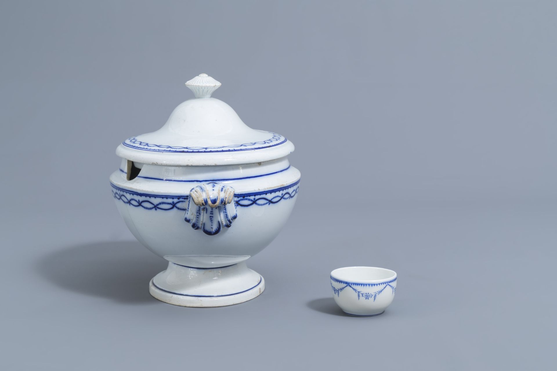 A 93-piece blue and white Tournai porcelain part service, 19th C. - Bild 10 aus 14
