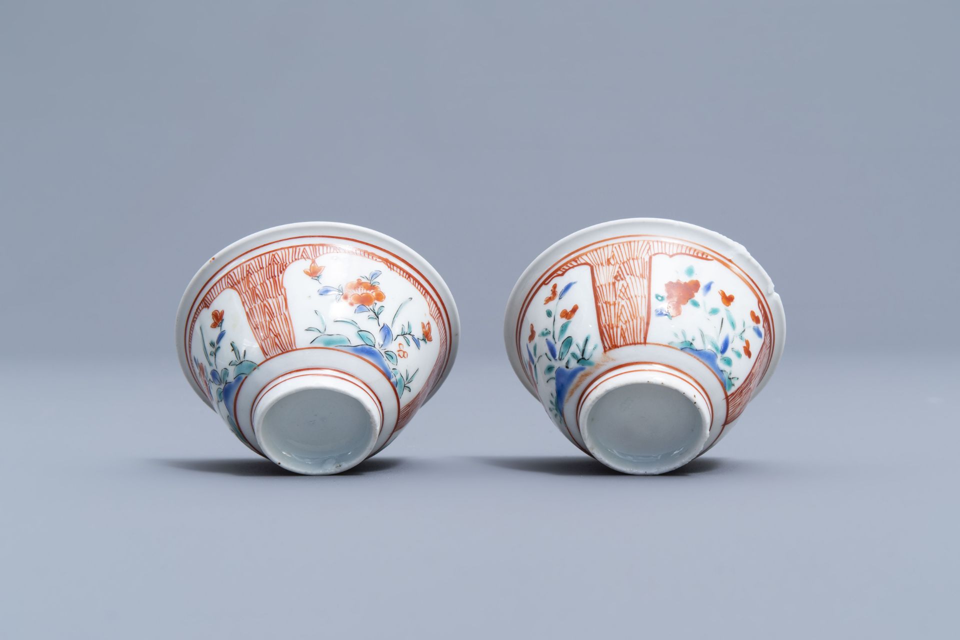 Six Japanese Kakiemon saucers and two cups with floral design, Edo, 18th C. - Image 10 of 11