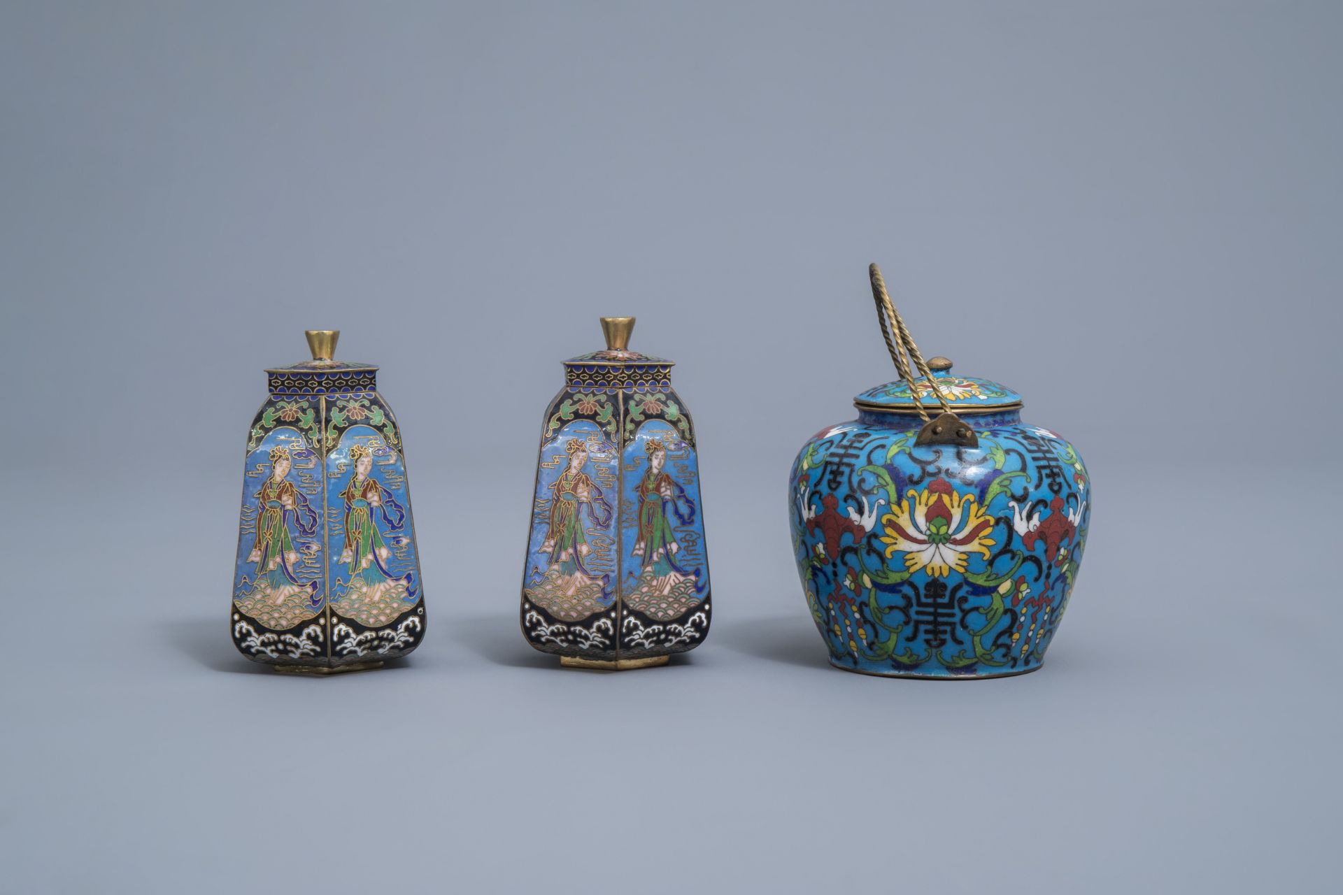 A varied and extensive collection of Chinese cloisonne vases, a teapot and a dish on foot, 20th C. - Image 23 of 27