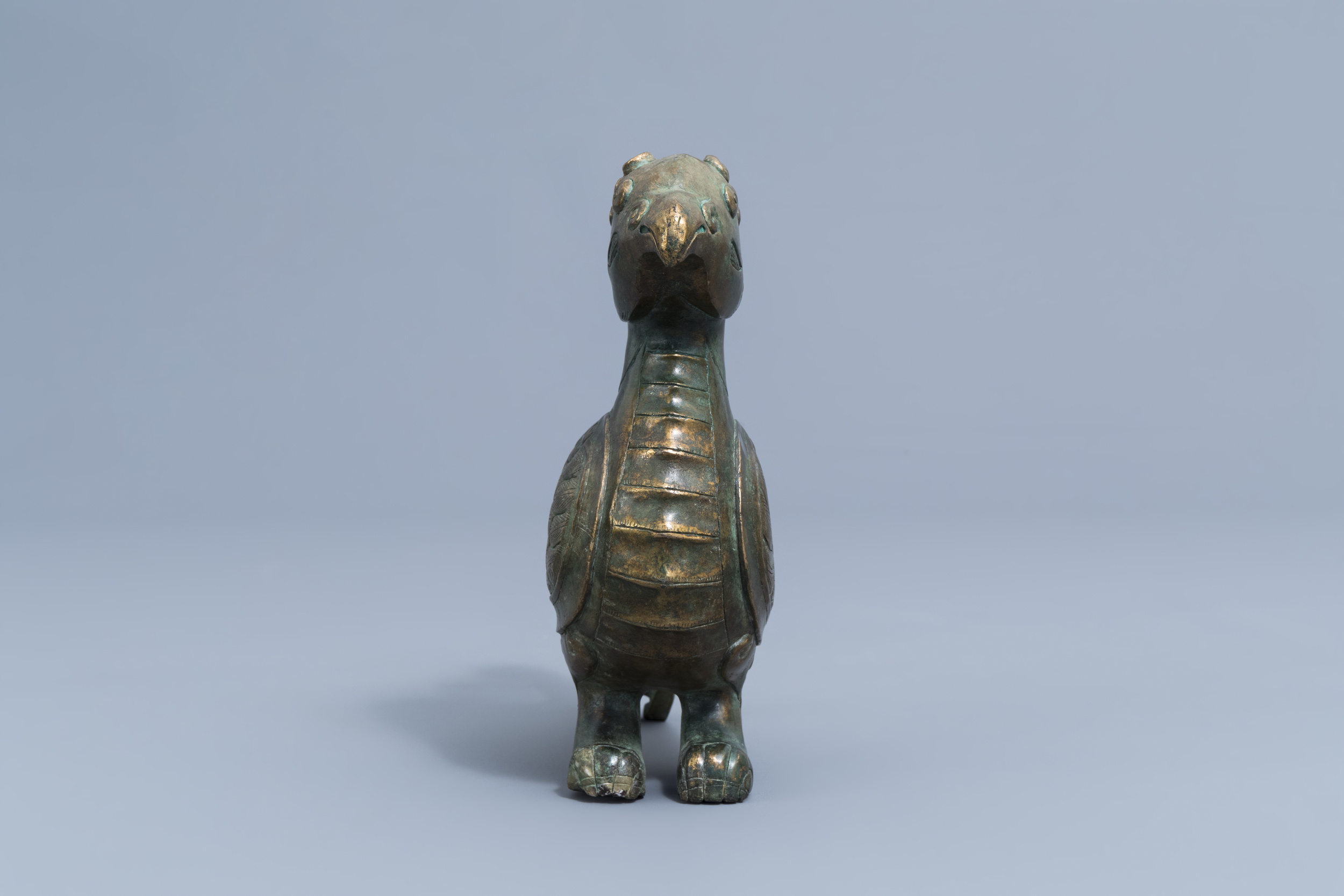 A Chinese partly gilt jade or hardstone bird, 19th/20th C. - Image 4 of 4