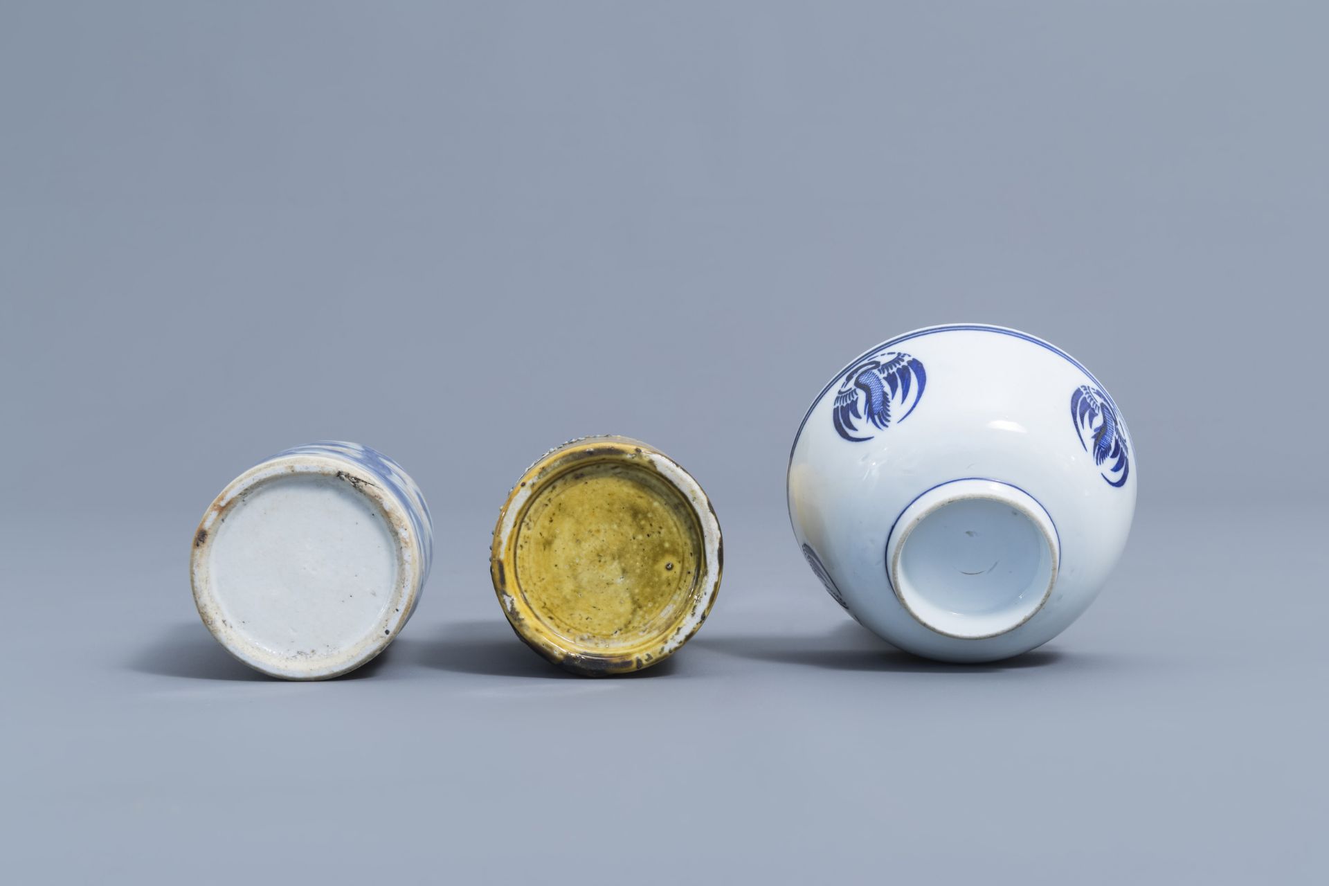 A varied collection of Chinese, blue, white and famille jaune porcelain, 19th/20th C. - Image 7 of 15