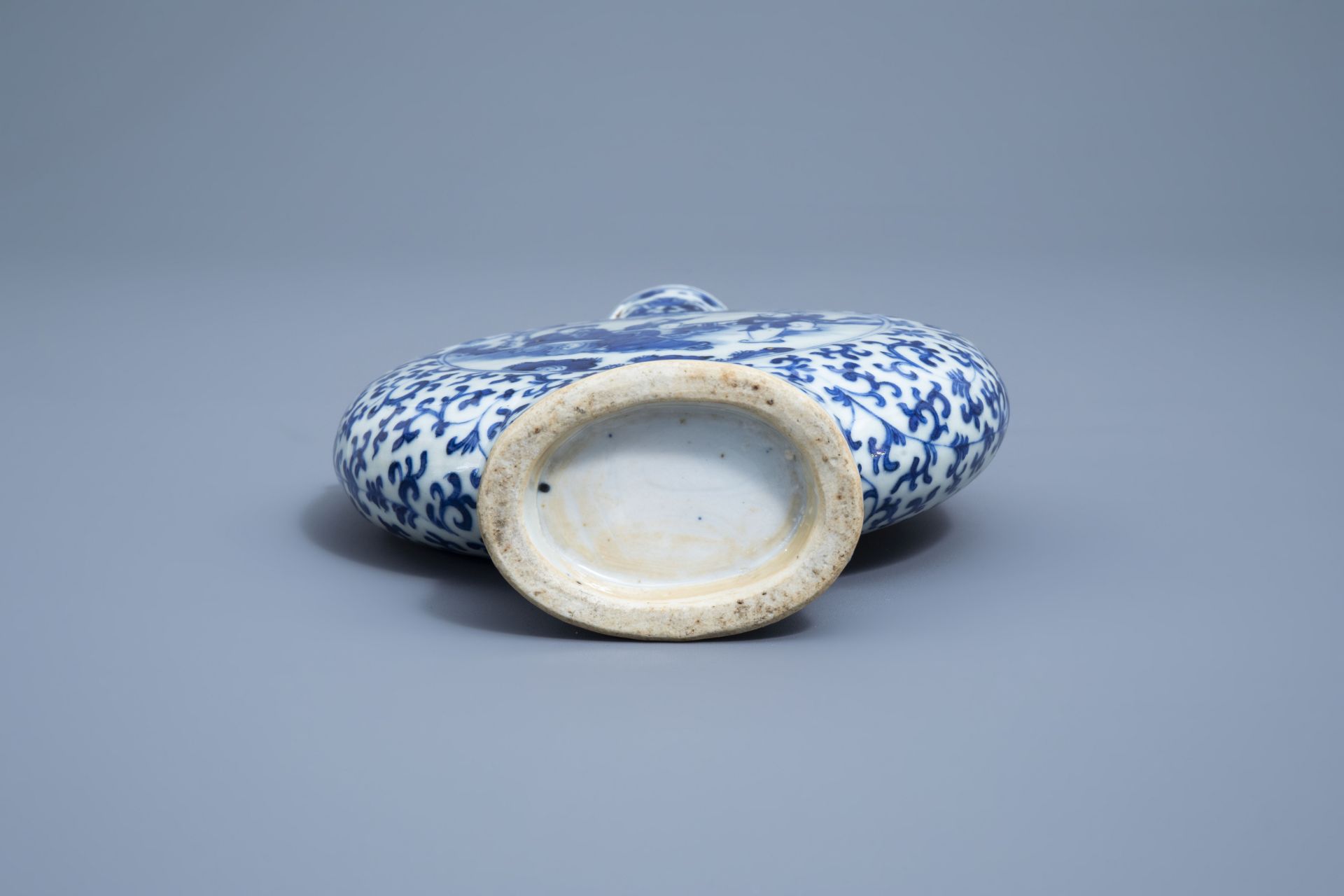 A Chinese blue and white moonflask with figures and a bird, 19th C. - Image 5 of 8