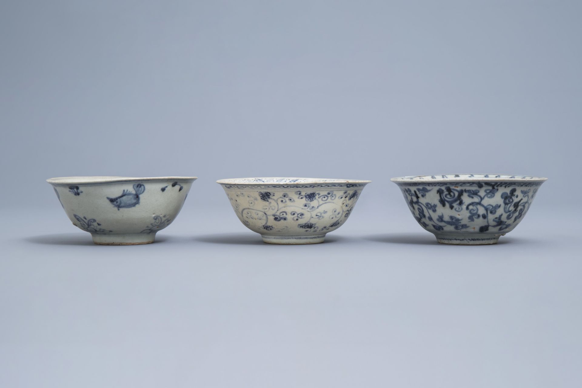 A varied collection of Chinese blue and white bowls and saucers, Ming and later - Image 5 of 30