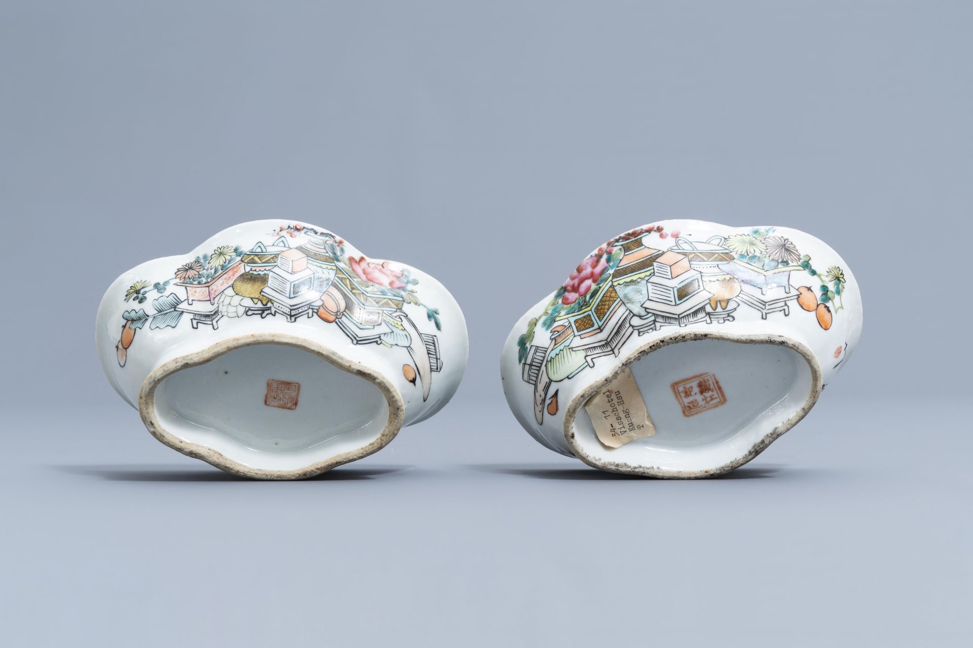 A Chinese qianjiang cai charger, two lobed bowls and a flower pot, 19th/20th C. - Image 8 of 16