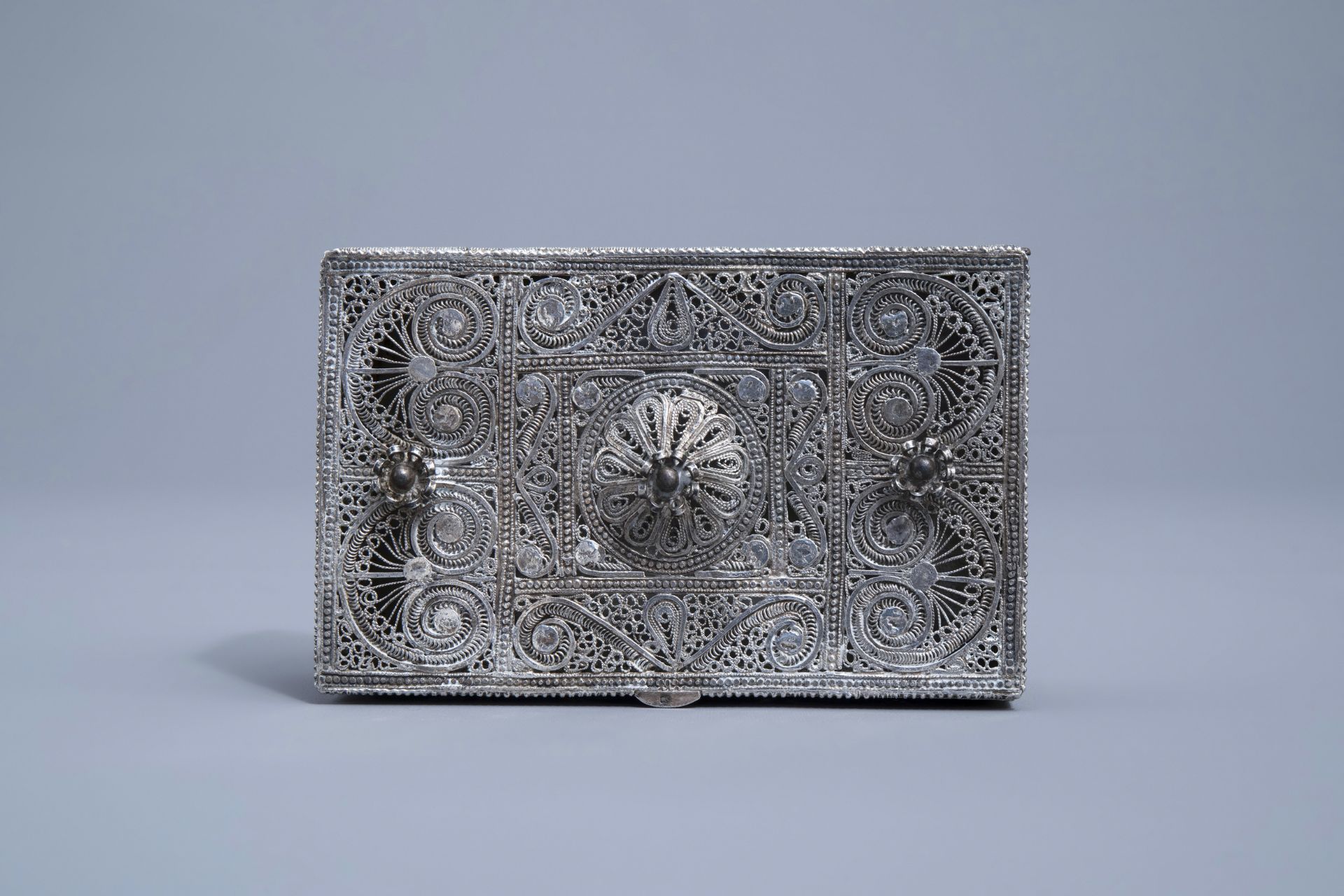 A silver filigree casket with floral design, 835/000, various marks, 19th/20th C. - Image 7 of 11