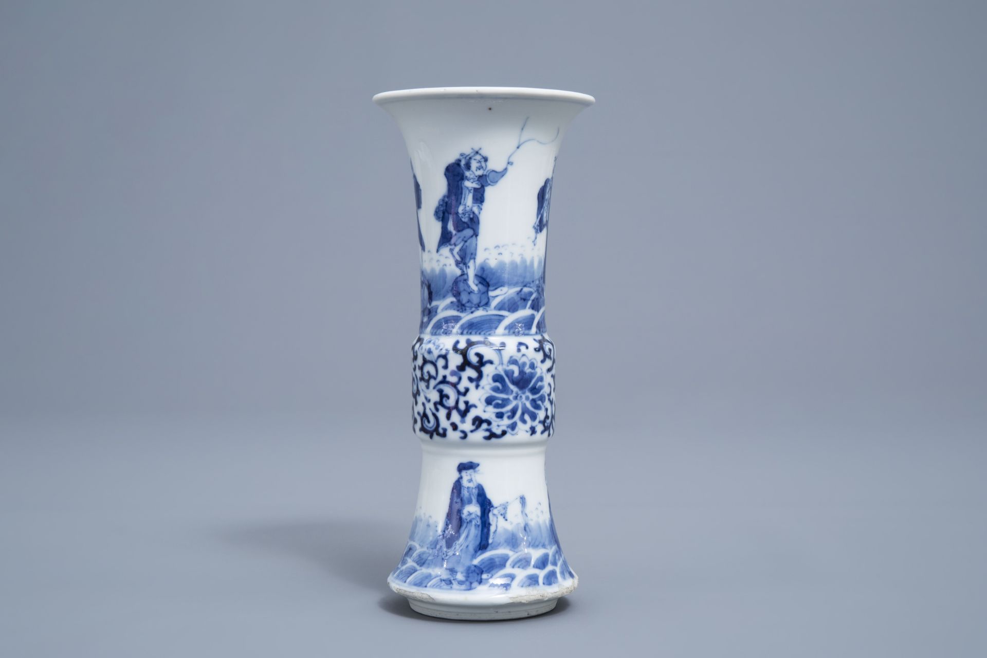 A Chinese blue and white charger and a gu 'Immortals' vase, Kangxi mark, 18th/19th C. - Image 13 of 18