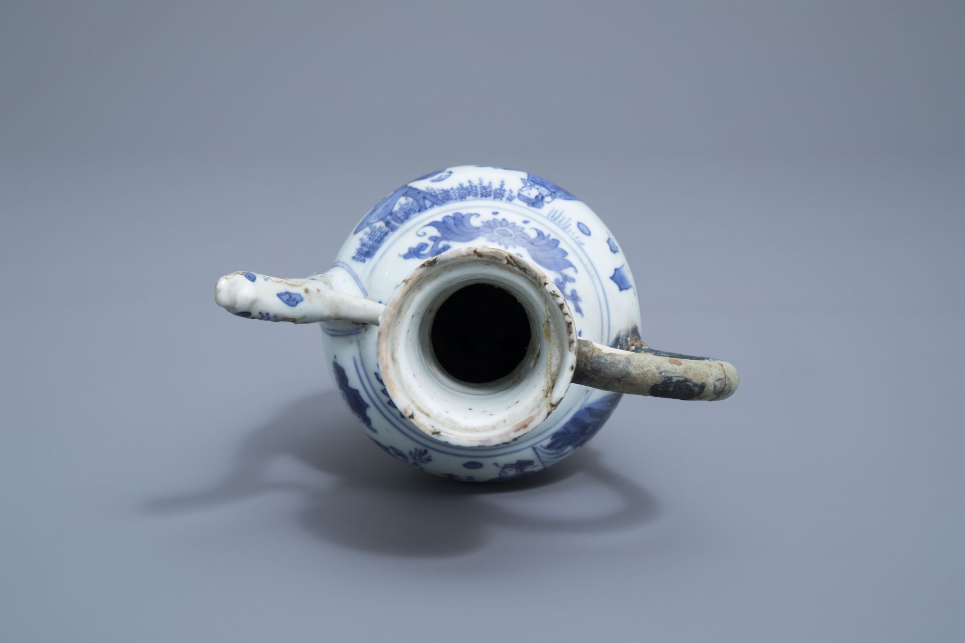 A Chinese blue and white ewer with figures in a landscape, Transitional period, 17th C. - Image 8 of 8