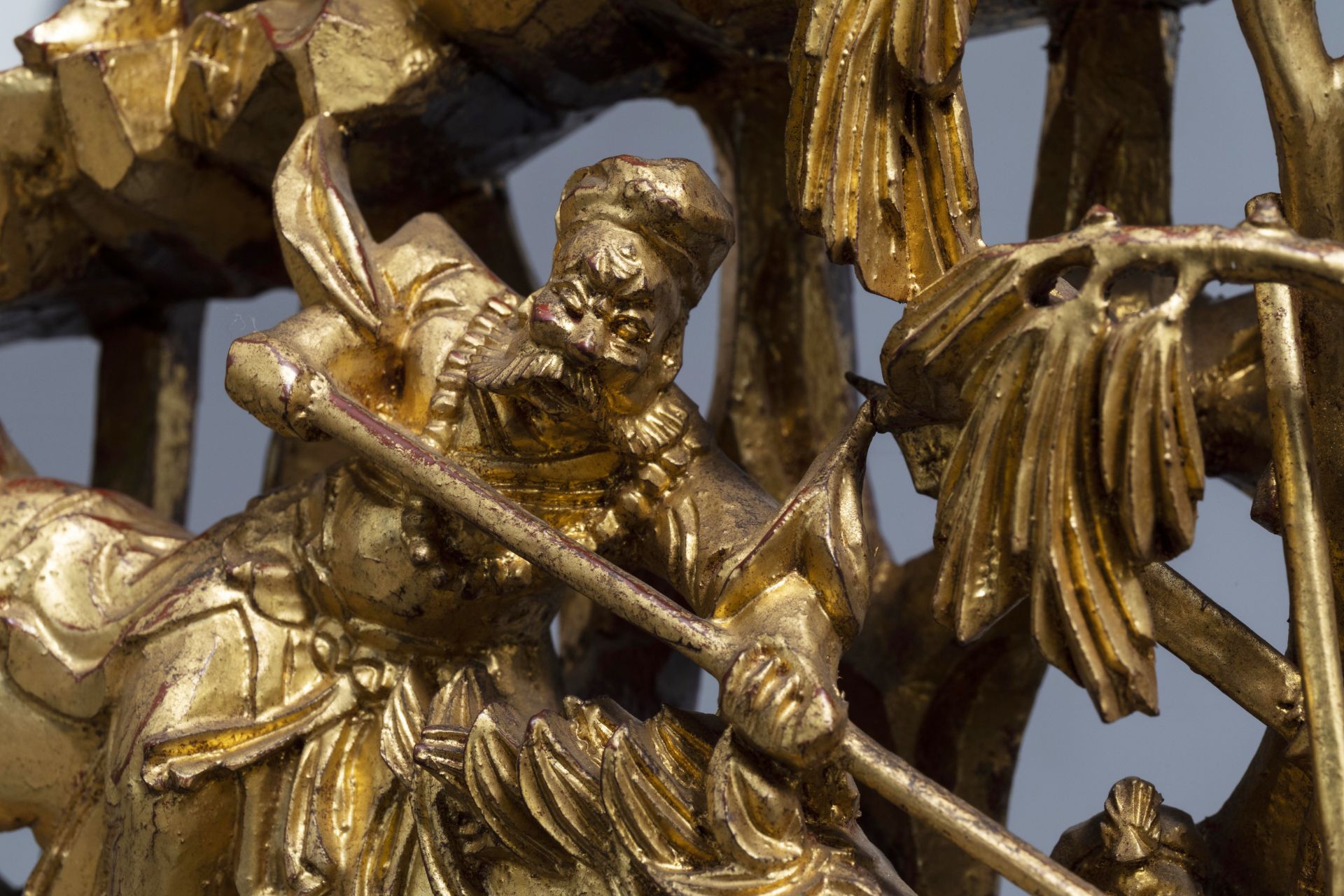 A Chinese reticulated gilt wood 'battle scene' medallion on stand, 19th C. - Image 14 of 14