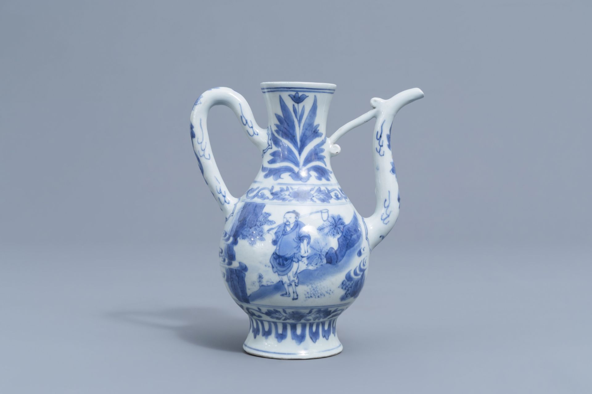 A Chinese blue and white ewer with figures in a landscape, Transitional period, 17th C. - Image 3 of 8