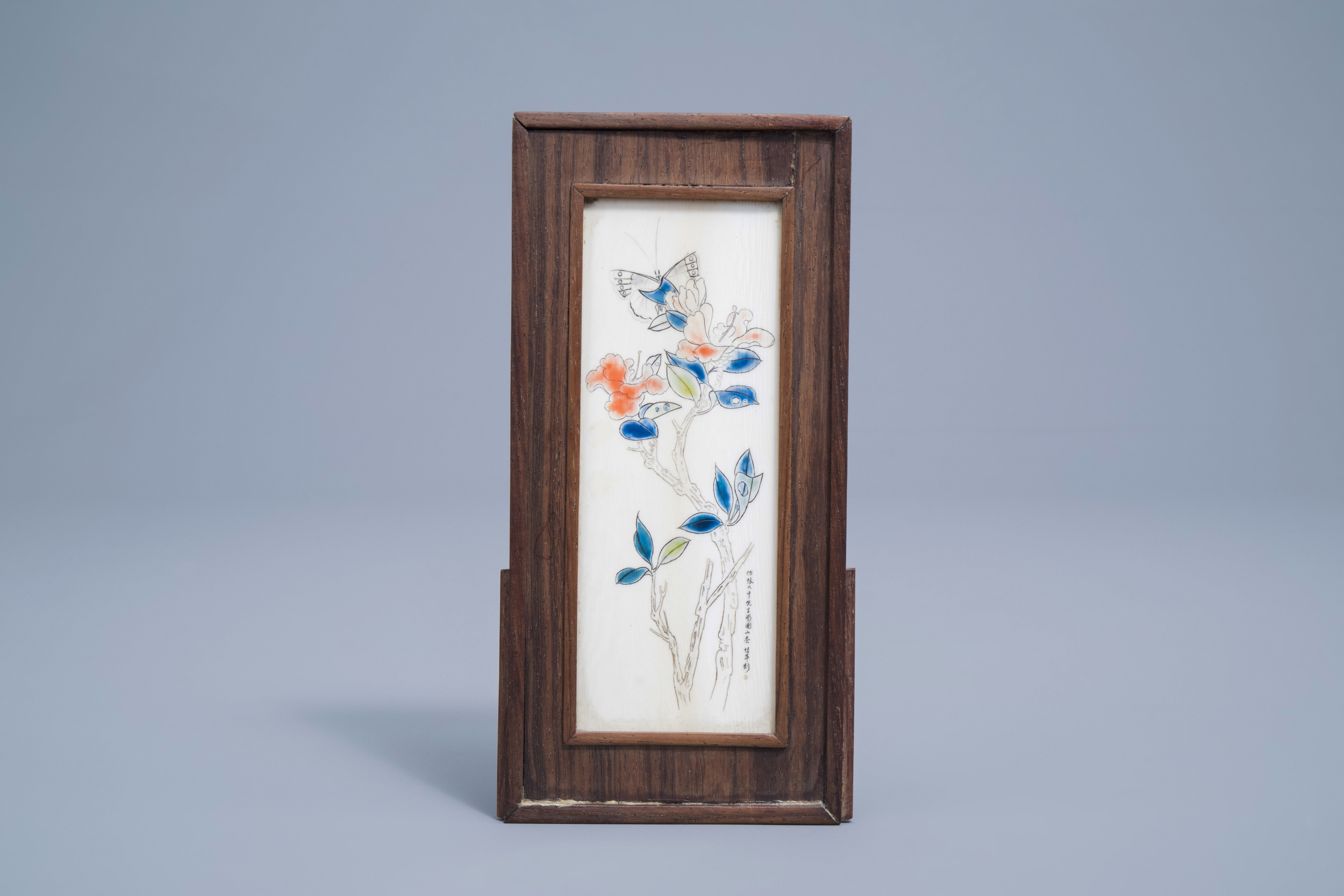 A Chinese wooden table screen with an ivory plaque depicting a lady and a butterfy, ca. 1920 - Image 8 of 11