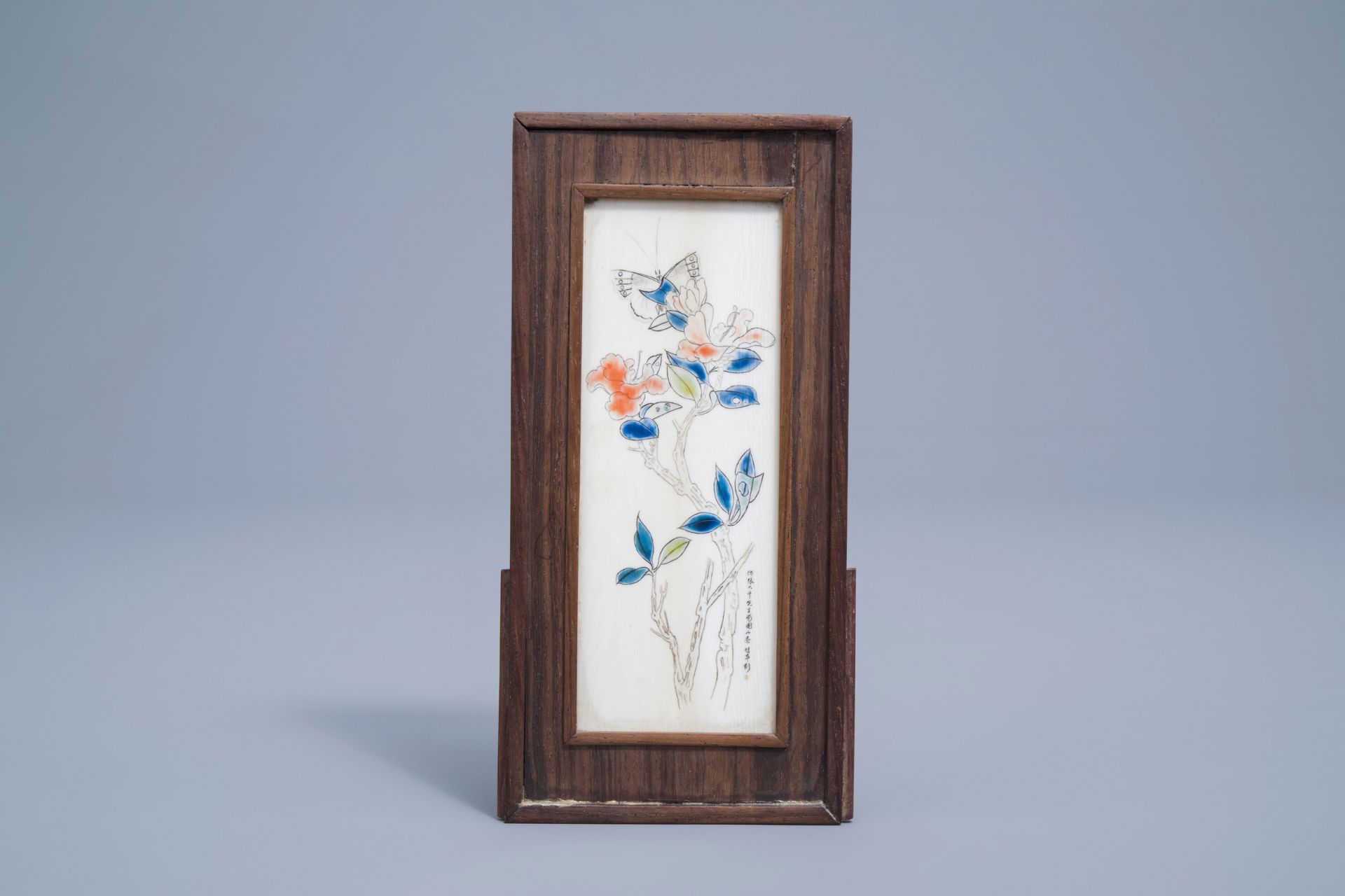 A Chinese wooden table screen with an ivory plaque depicting a lady and a butterfy, ca. 1920 - Image 8 of 11