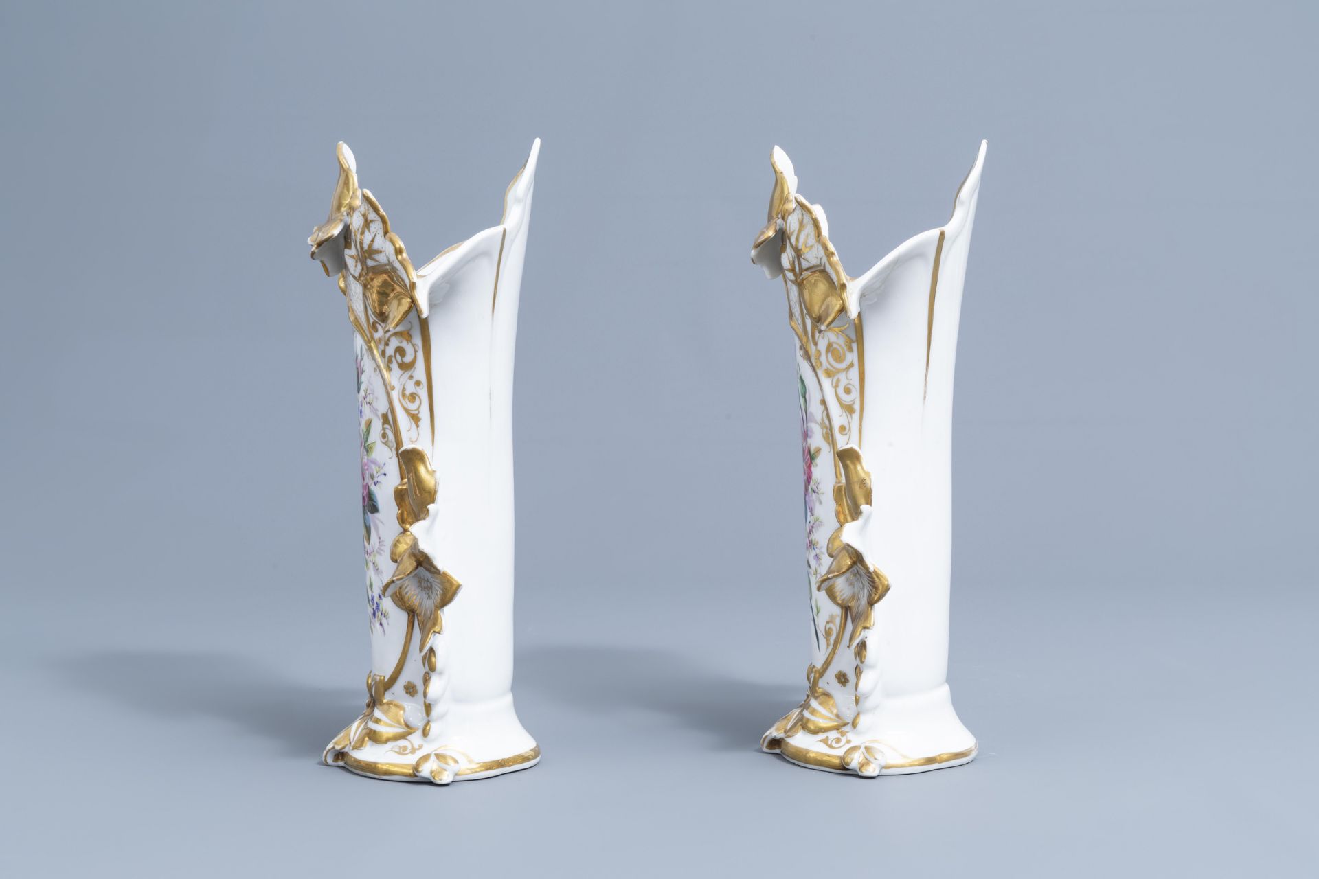 Two pairs of gilt and polychrome Paris porcelain vases and a 'chinoiserie' vase, 19th C. - Bild 11 aus 48