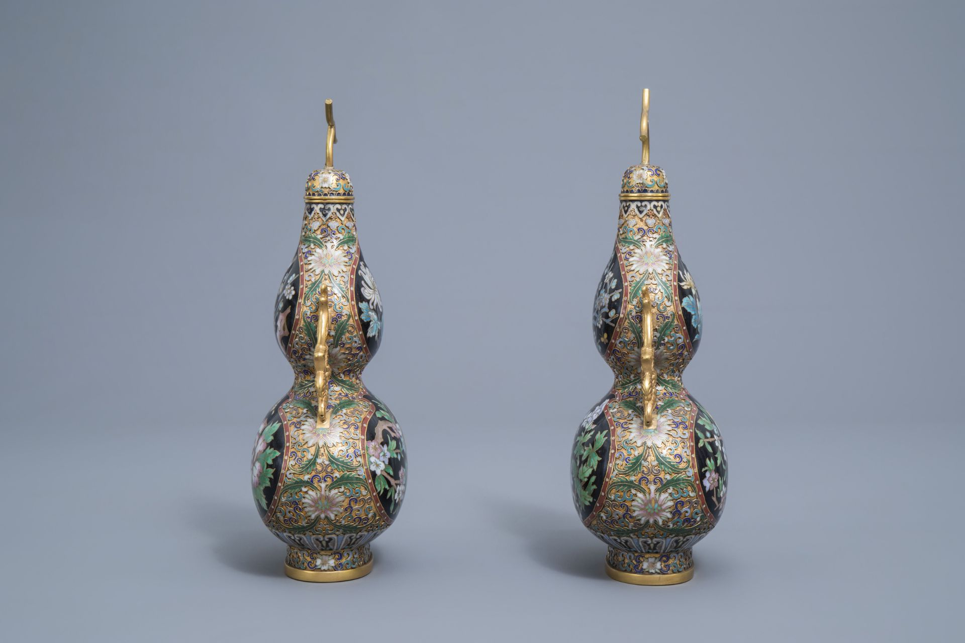 A varied and extensive collection of Chinese cloisonne vases, a teapot and a dish on foot, 20th C. - Image 11 of 27