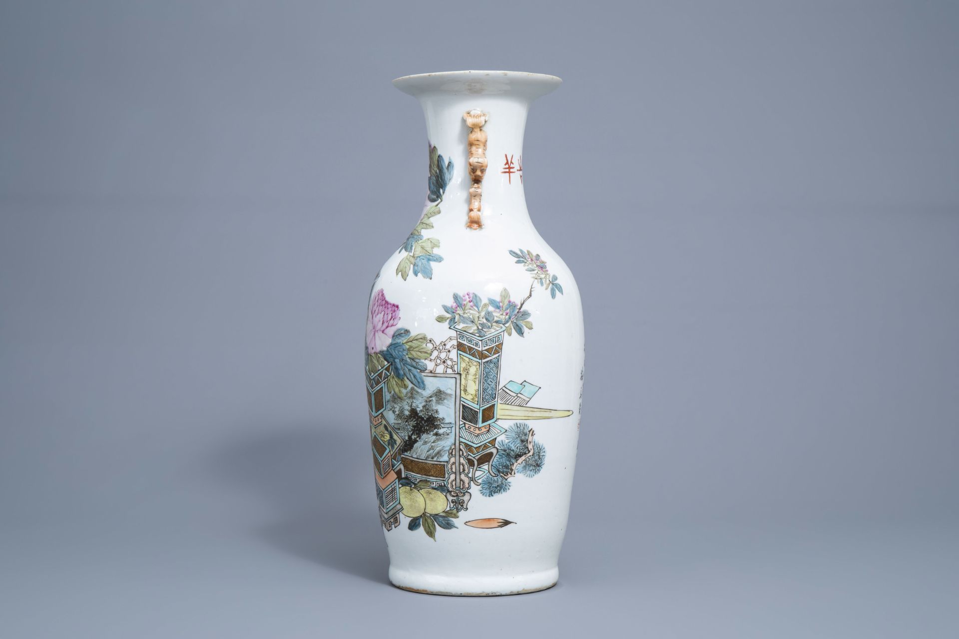 A Chinese qianjiang cai vase with antiquities design, 19th/20th C. - Image 4 of 6