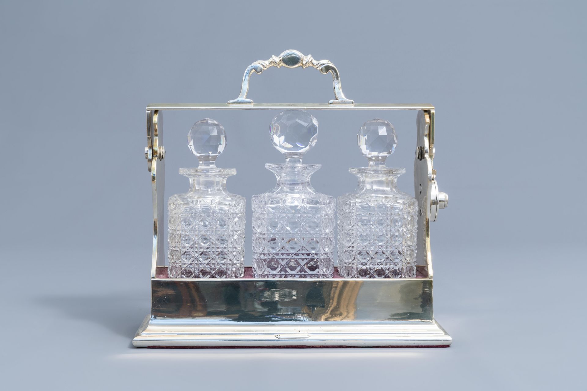 An English silver plated Betjemann's Tantalus with three cut crystal decanters, 20th C. - Image 4 of 19