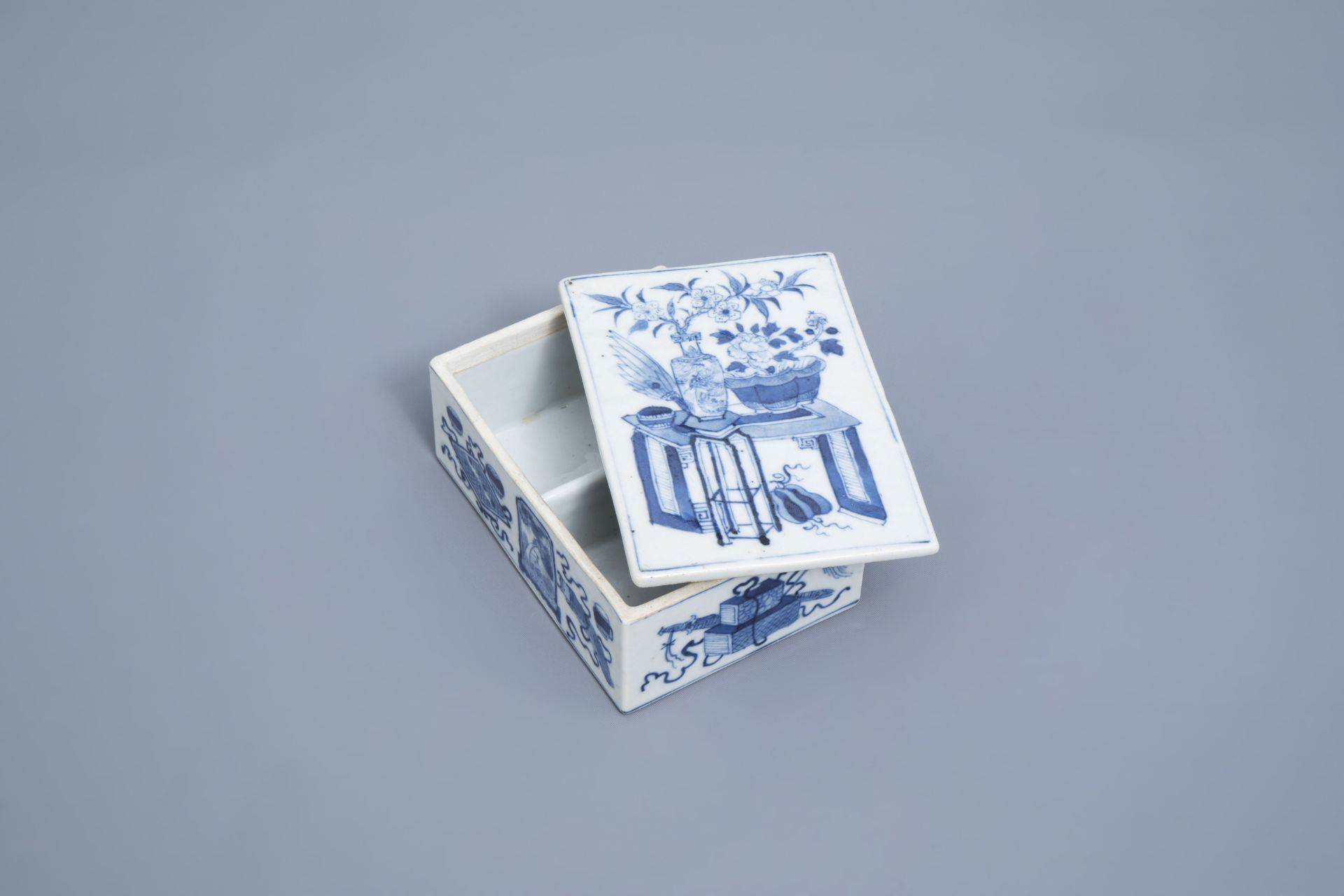 A rectangular Chinese blue and white box and cover with antiquities, 19th C. - Image 3 of 9