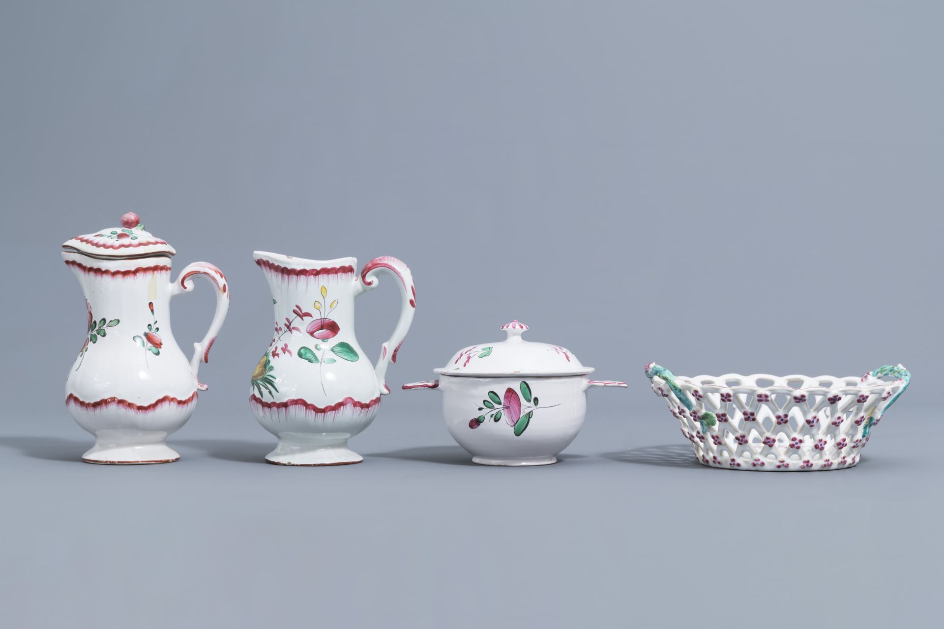 A collection of 17 pieces in faience de l'Est, France, 18th/19th C. - Image 16 of 34