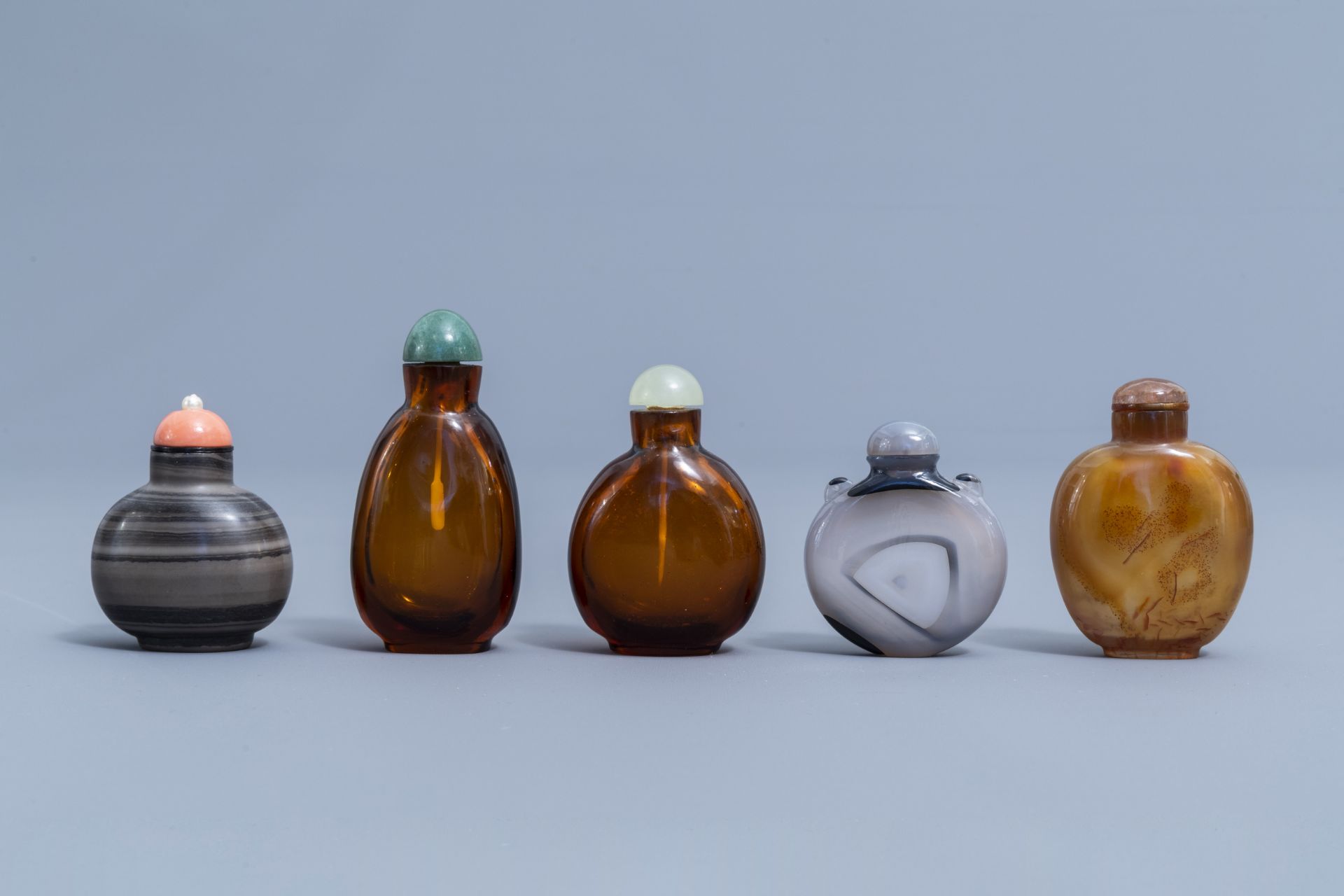 Ten Chinese glass, agate and hardstone snuff bottles, 20th C. - Image 3 of 4