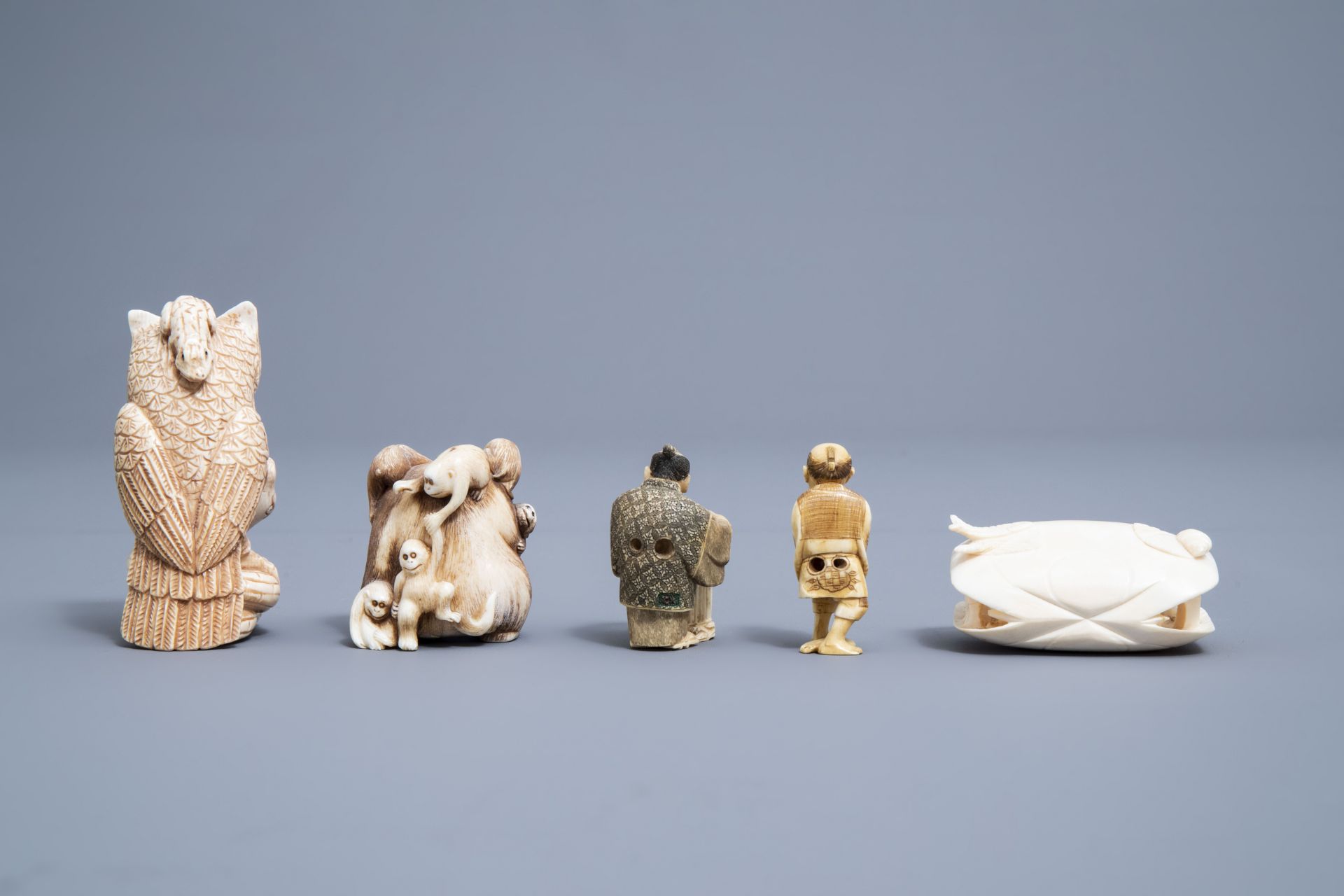 Five various Japanese ivory netsuke and okimono, Meiji, and a Chinese Canton shell, 19th/20th C. - Image 11 of 18