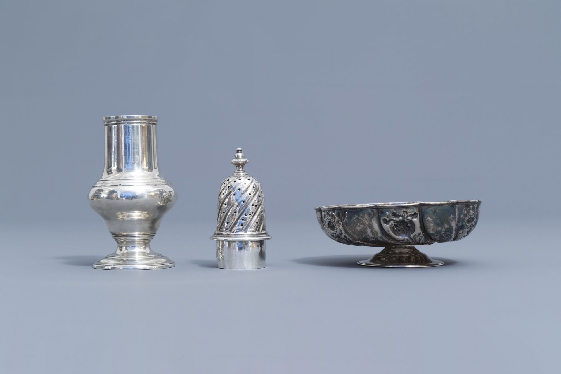 An English silver caster, a bowl on foot and a platter, various marks, 18th/19th C. - Bild 7 aus 16