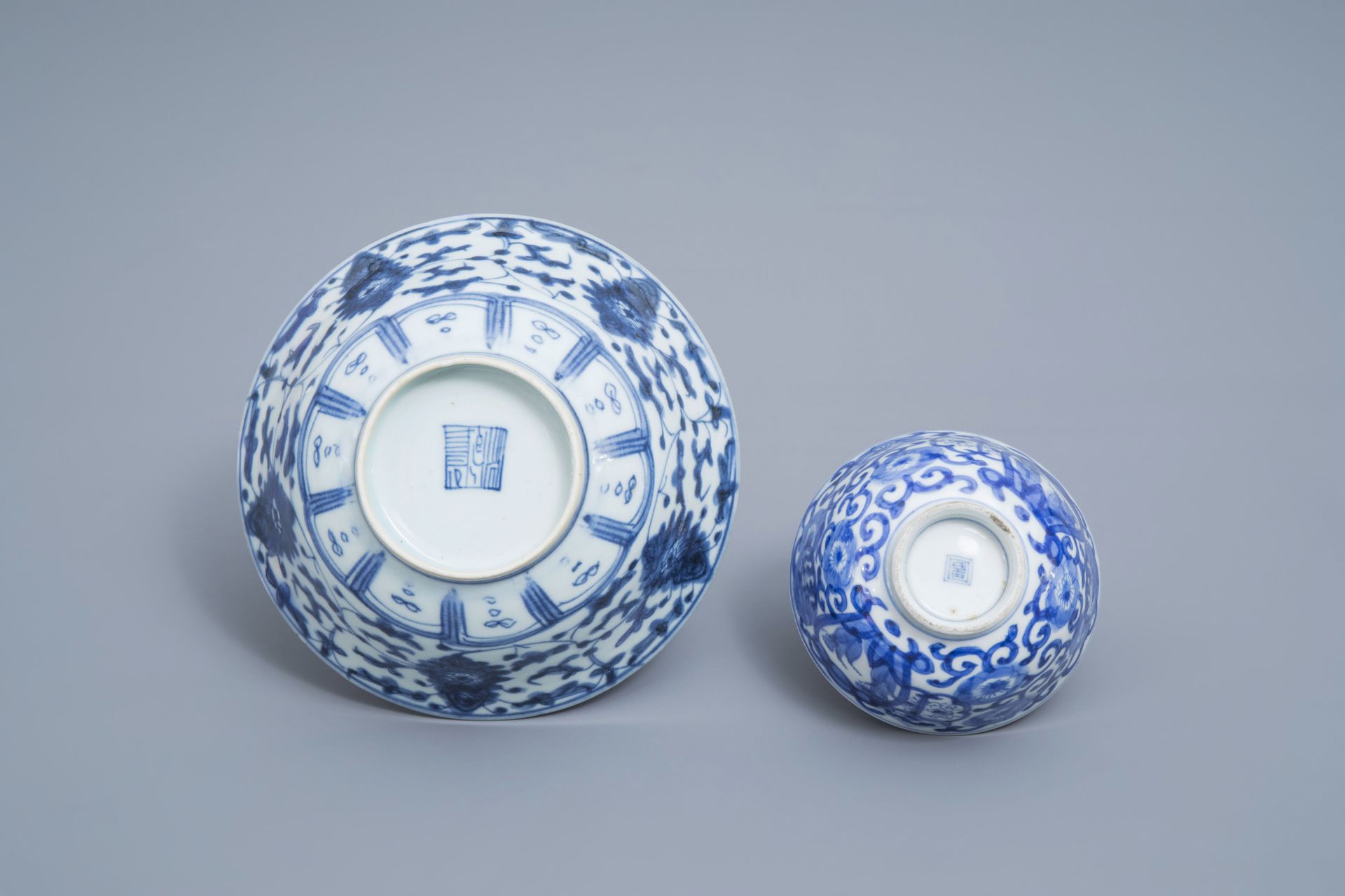 A varied collection of Chinese blue and white bowls and saucers, Ming and later - Image 25 of 30