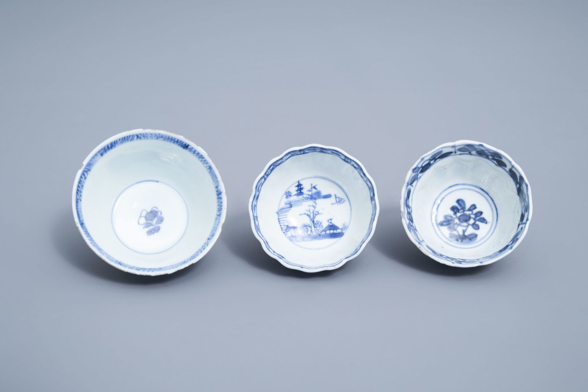 A varied collection of Chinese blue and white porcelain, 18th C. and later - Image 39 of 54