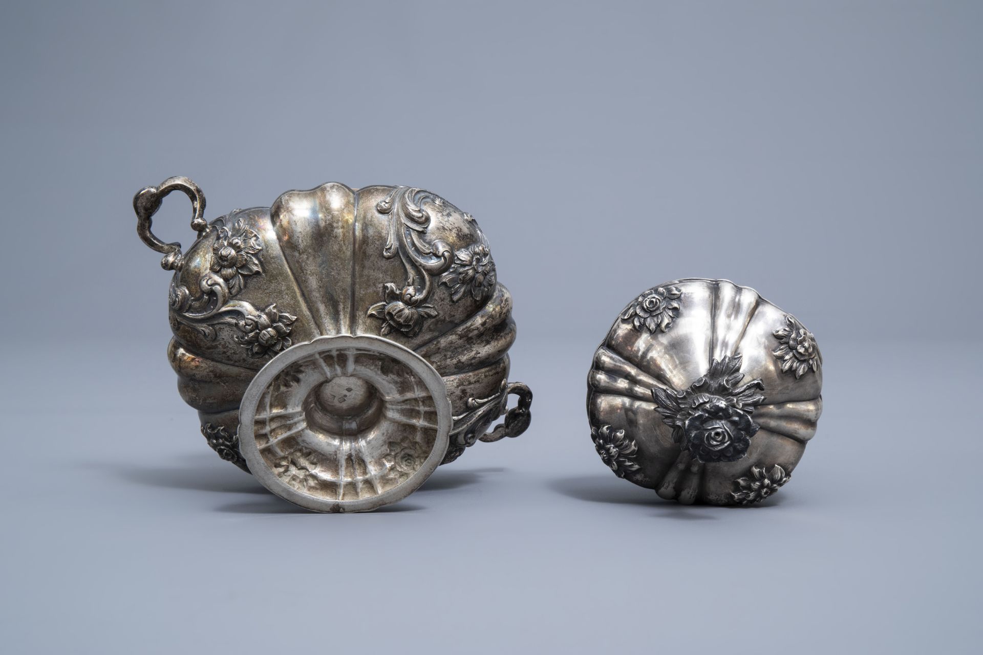 A Belgian silver sugar bowl with relief design, mark Wolfers, 833/000, Brussels, 19th C. - Image 8 of 11
