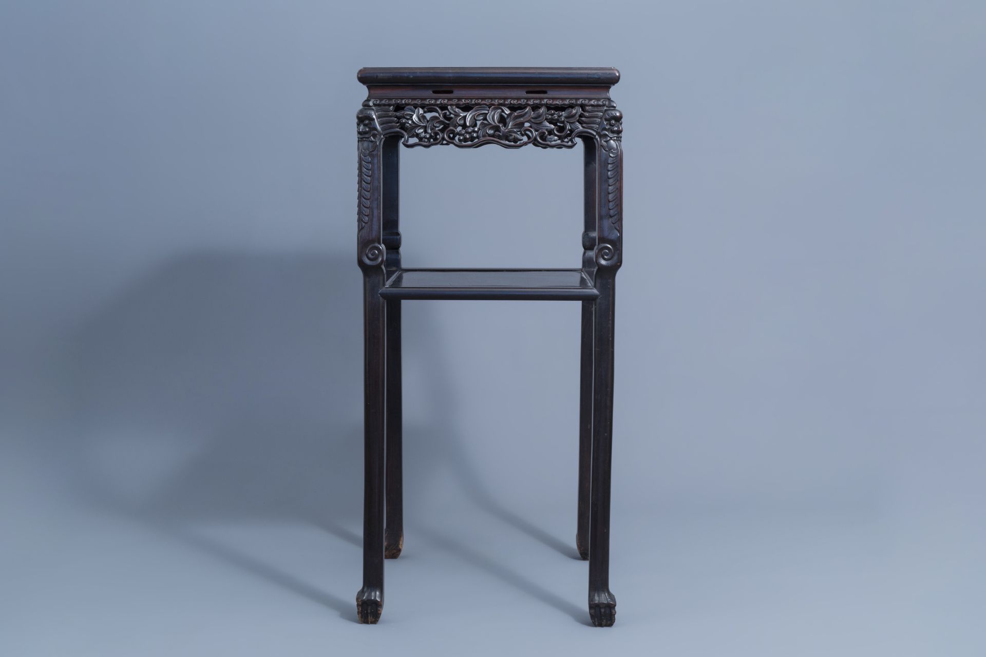 A Chinese carved wooden stand with marble top, 19th/20th C. - Image 4 of 7