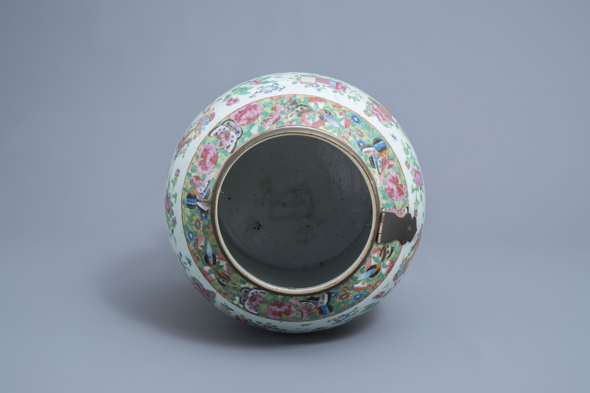 A large Chinese Canton famille rose vase and cover with antiquities, 19th C. - Image 6 of 13