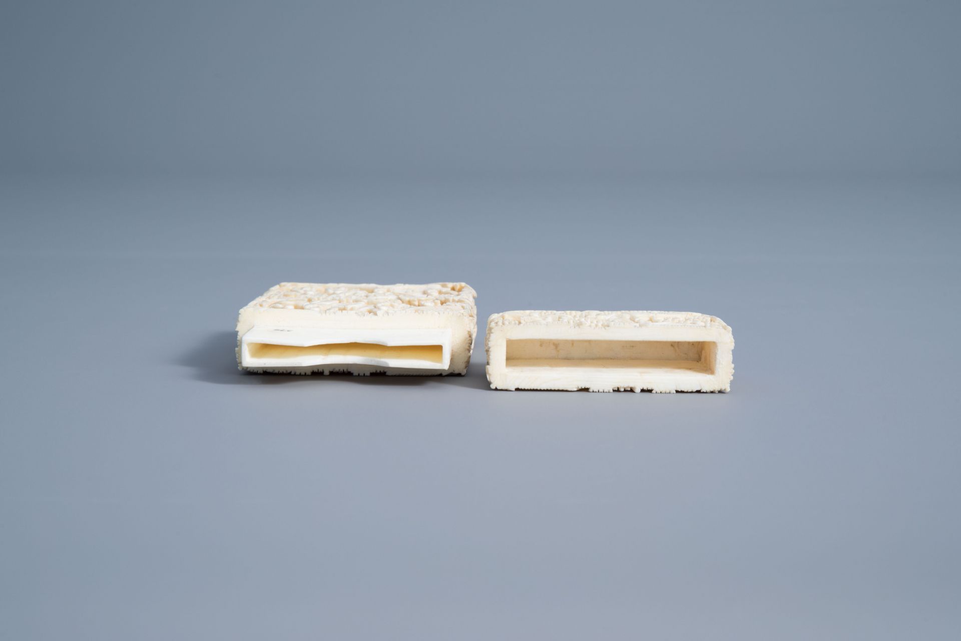 A Chinese richly carved ivory card case, Canton, 19th C. - Image 8 of 9