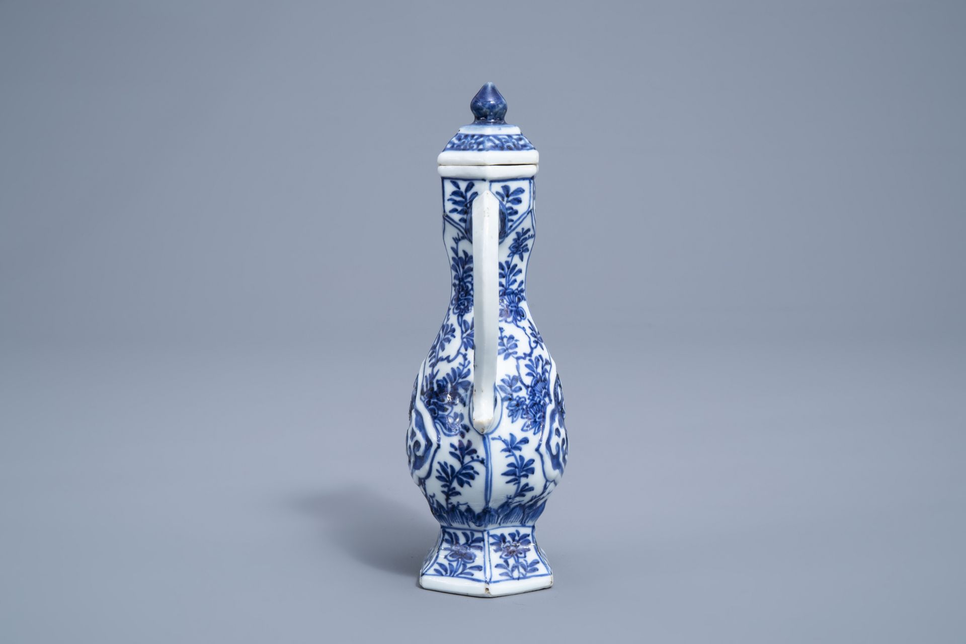 A Chinese blue and white ewer and cover with floral design, Kangxi - Image 3 of 7