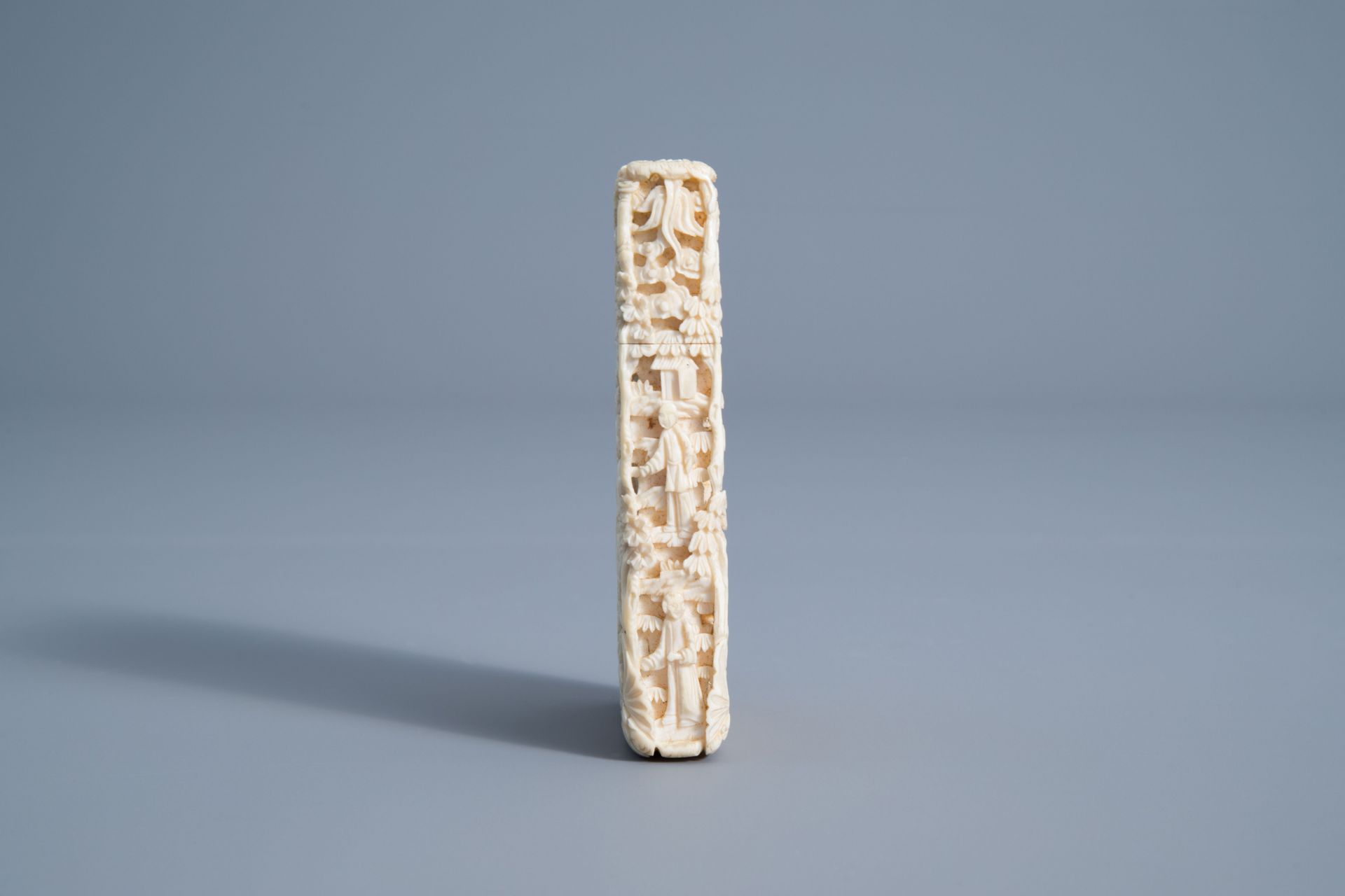 A Chinese richly carved ivory card case, Canton, 19th C. - Image 5 of 9