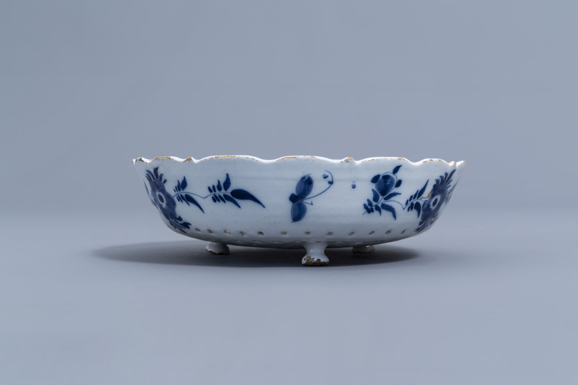 A varied collection of Dutch Delft blue and white pottery with mosty floral designs, 18th C. - Bild 12 aus 18