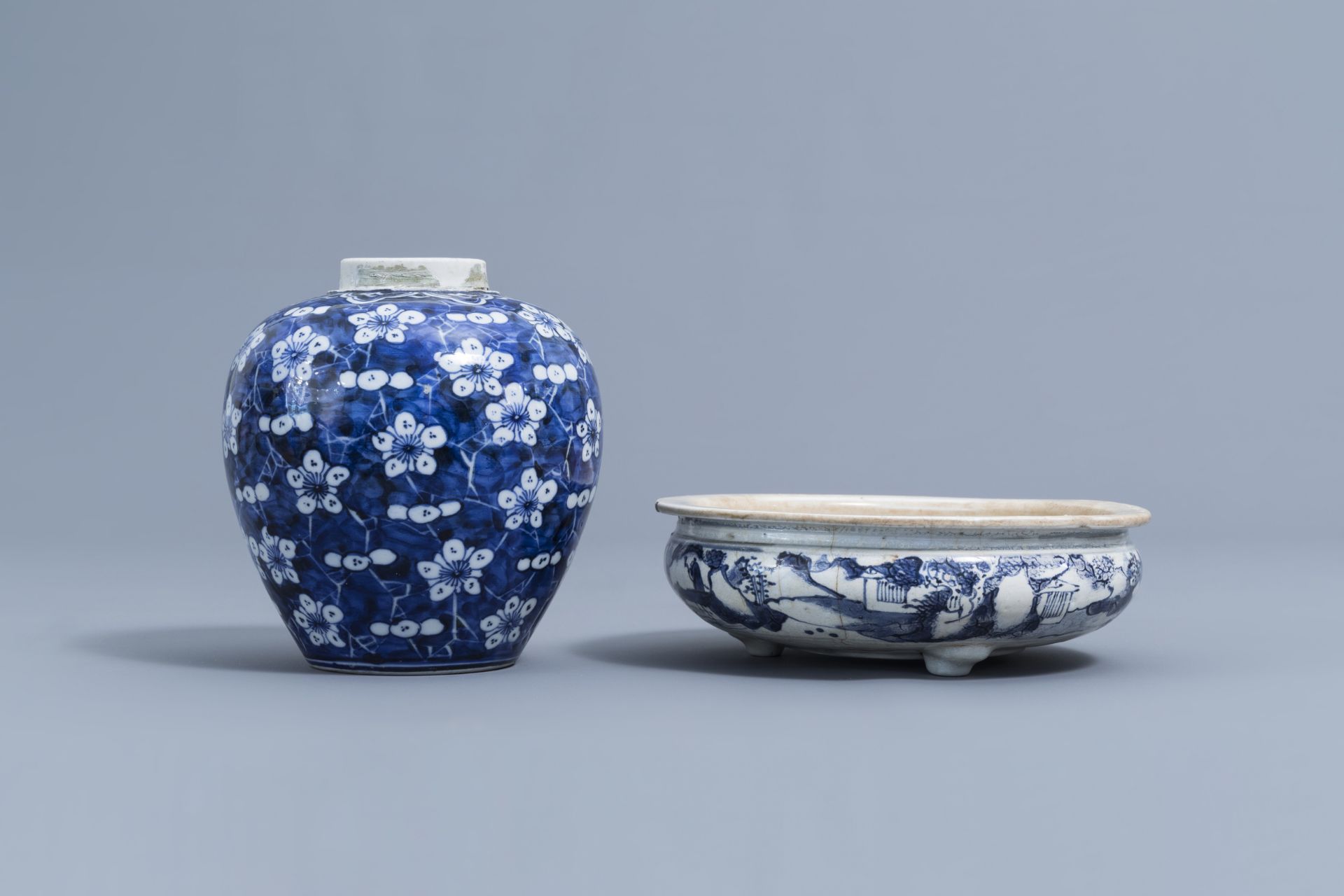 A varied collection of Chinese, blue, white and famille jaune porcelain, 19th/20th C. - Image 9 of 15