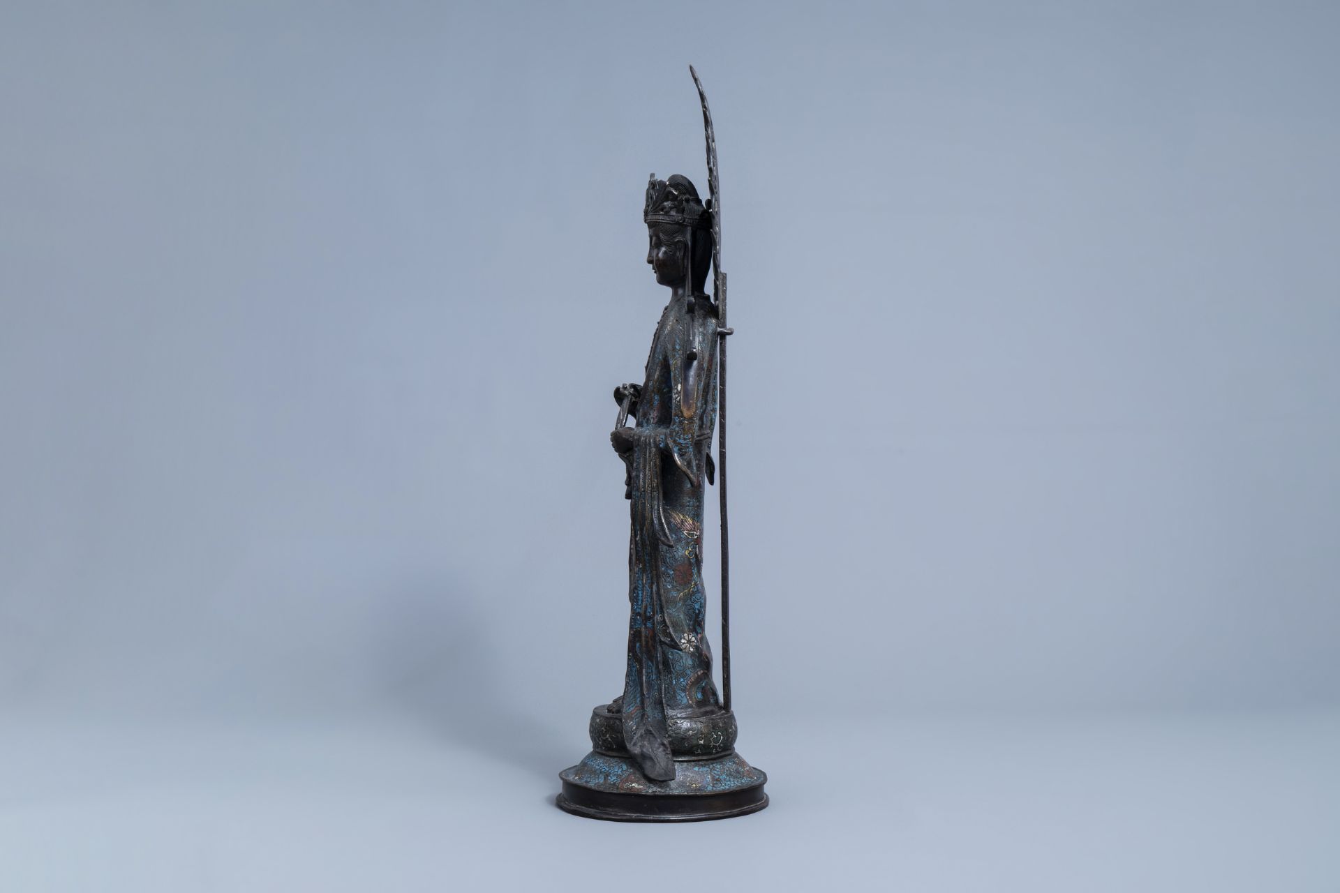 A very tall Japanese champleve enamel and bronze figure of Kannon, Meiji, 19th/20th C. - Image 6 of 9