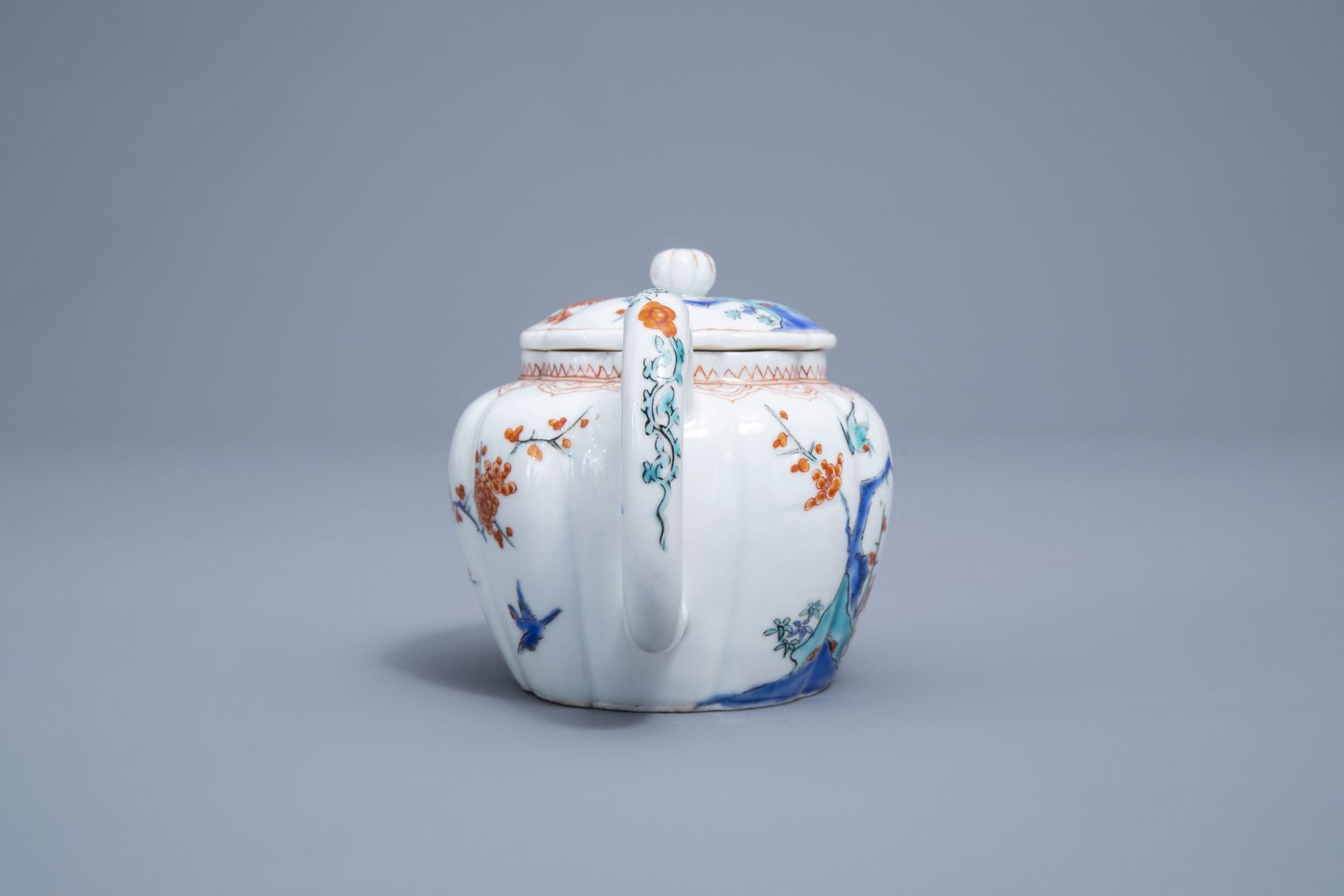 A lobed Japanese Kakiemon teapot and cover, Edo, 18th C. - Image 4 of 8