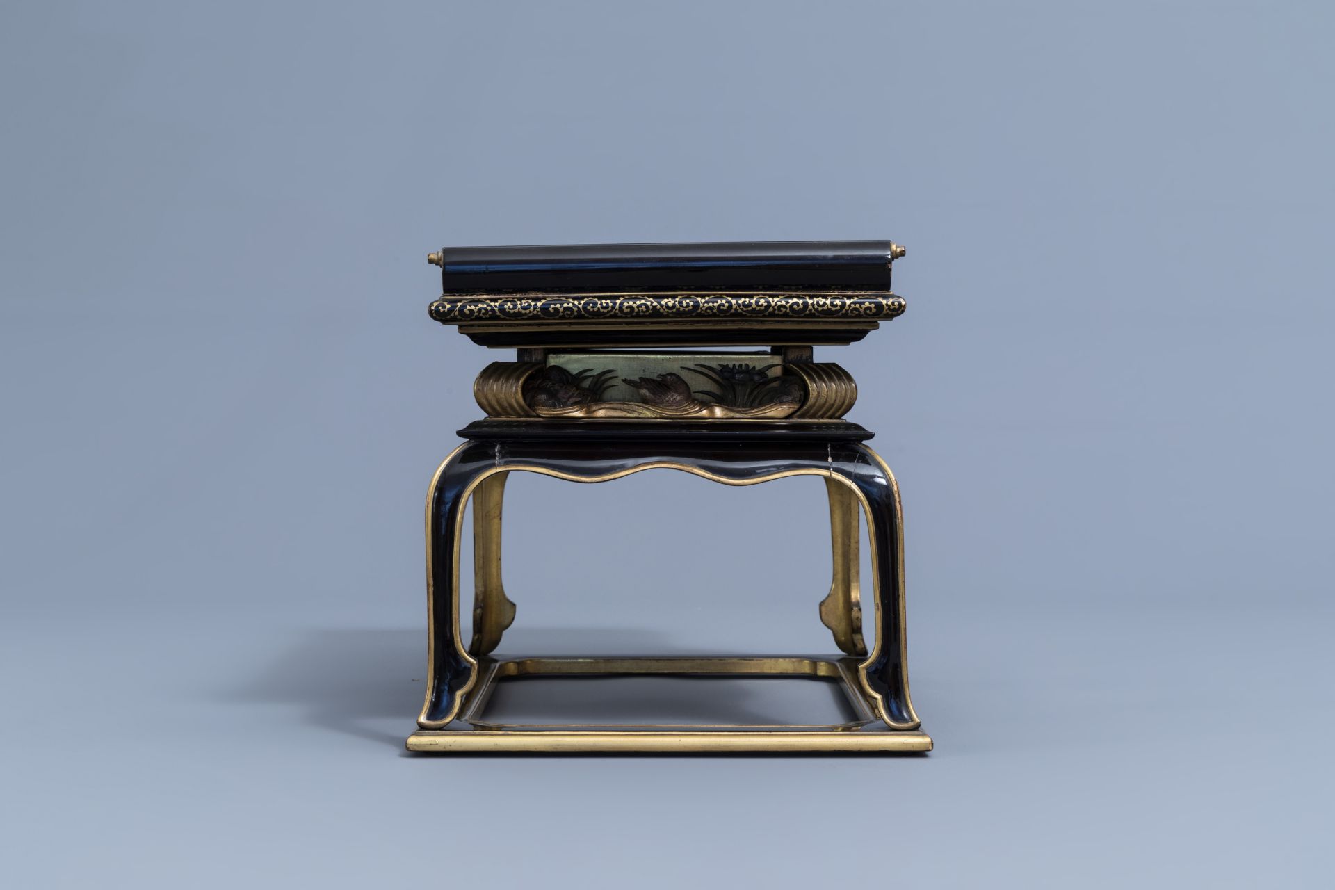 A Japanese gilt and lacquered wooden tray on stand with floral design, Meiji/Showa, 19th/20th C. - Image 5 of 7