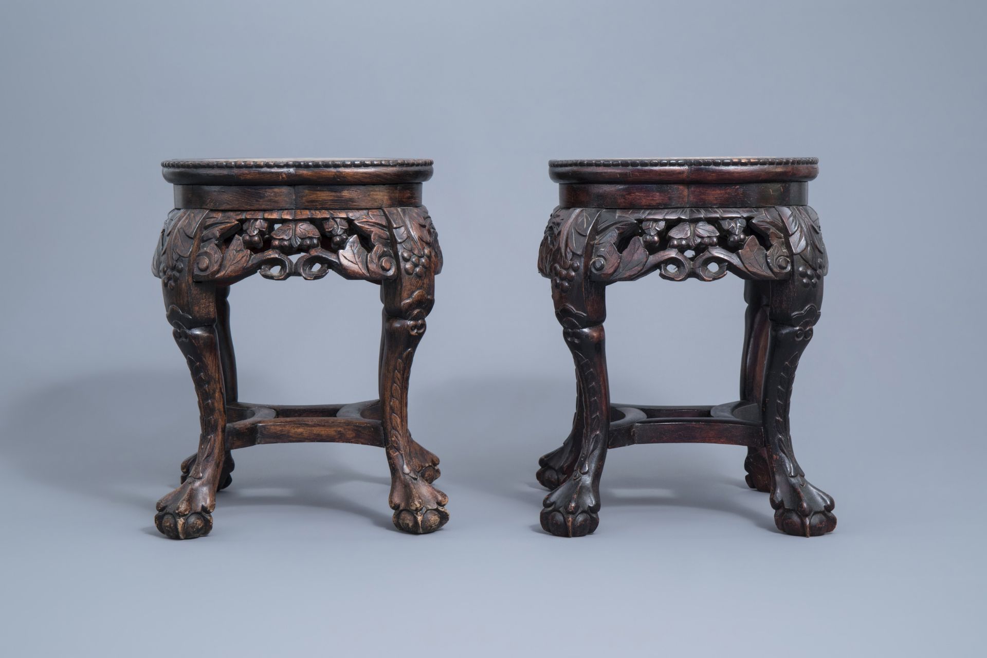 A pair of Chinese carved wooden stands with marble top, 19th/20th C. - Image 5 of 7