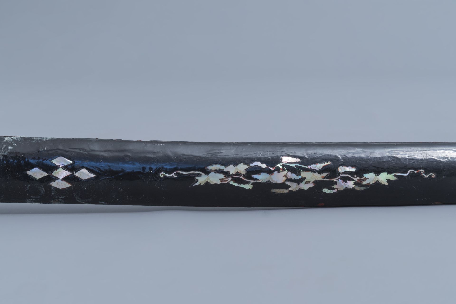 A large sword with scabbard in black lacquered wood with mother-of-pearl, China or Vietnam, 19th C. - Image 6 of 8
