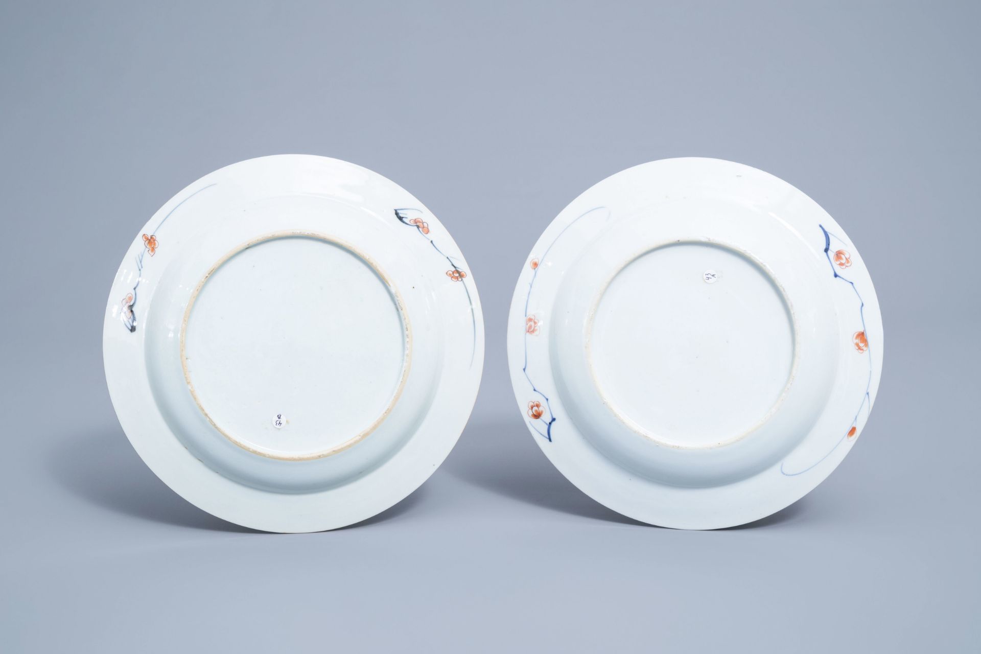 A pair of Chinese Imari style plates with floral design, Kangxi - Image 4 of 4