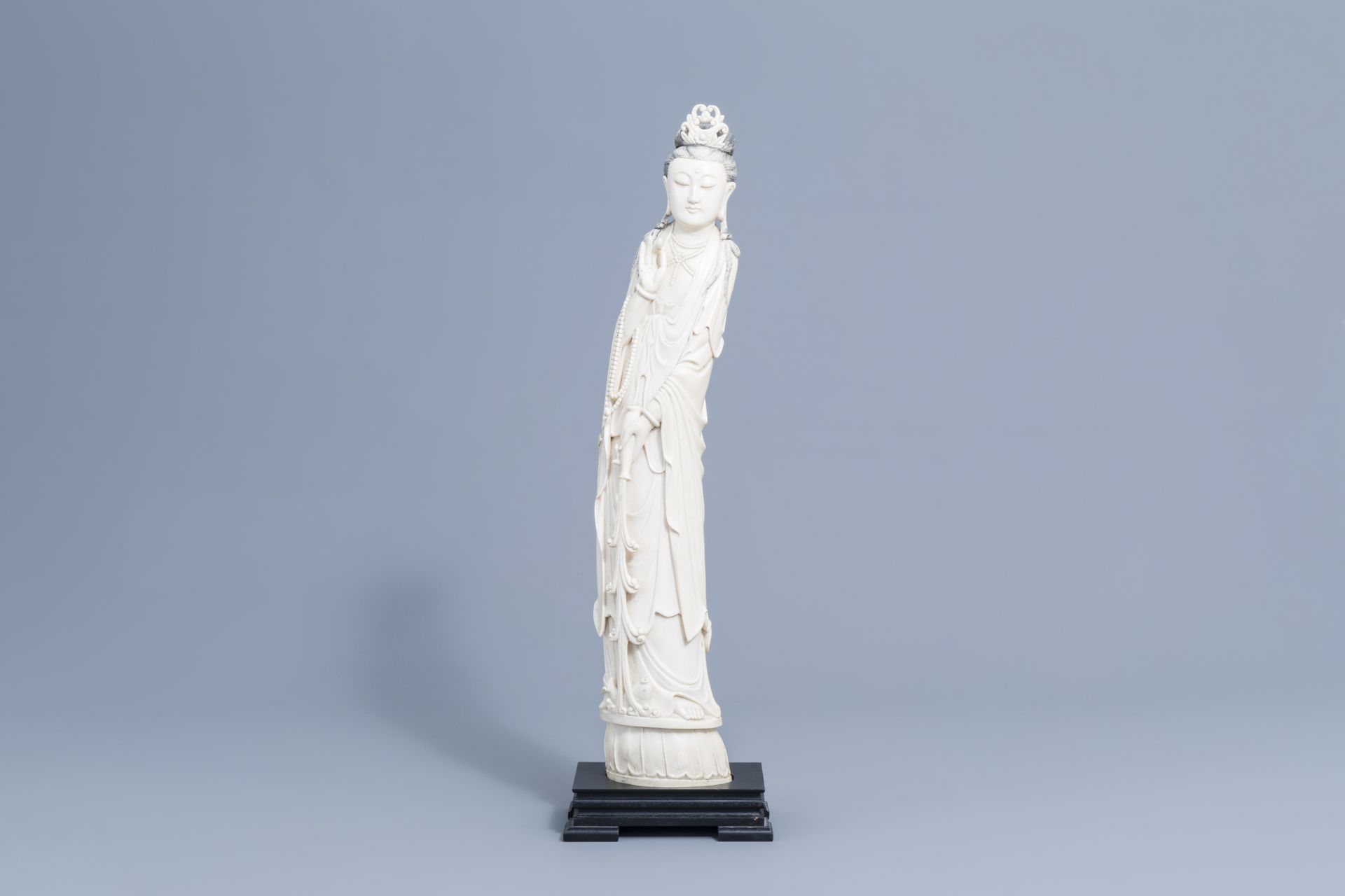 A large Chinese carved ivory figure of a lady on a wooden base, first half of the 20th C. - Image 3 of 8