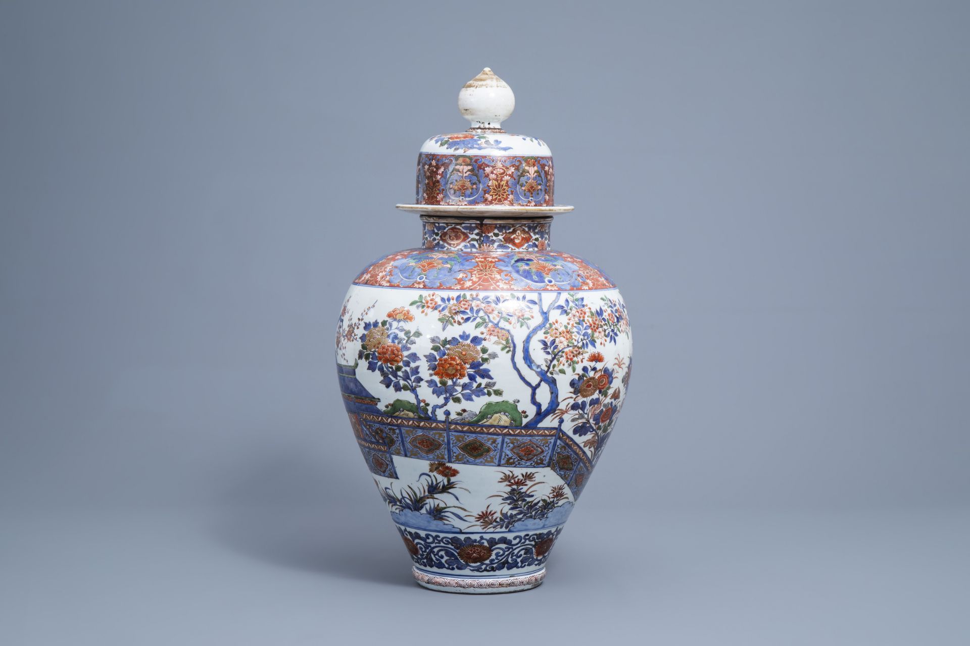 A large Japanese Imari vase and cover, Edo, 18th/19th C. - Image 2 of 8