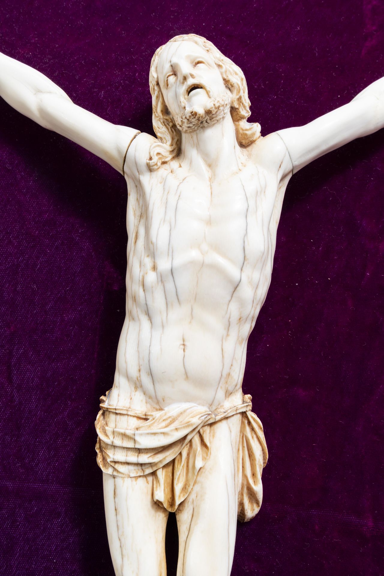 A large and finely carved ivory Corpus Christi, probably France, 18th C. - Image 4 of 4