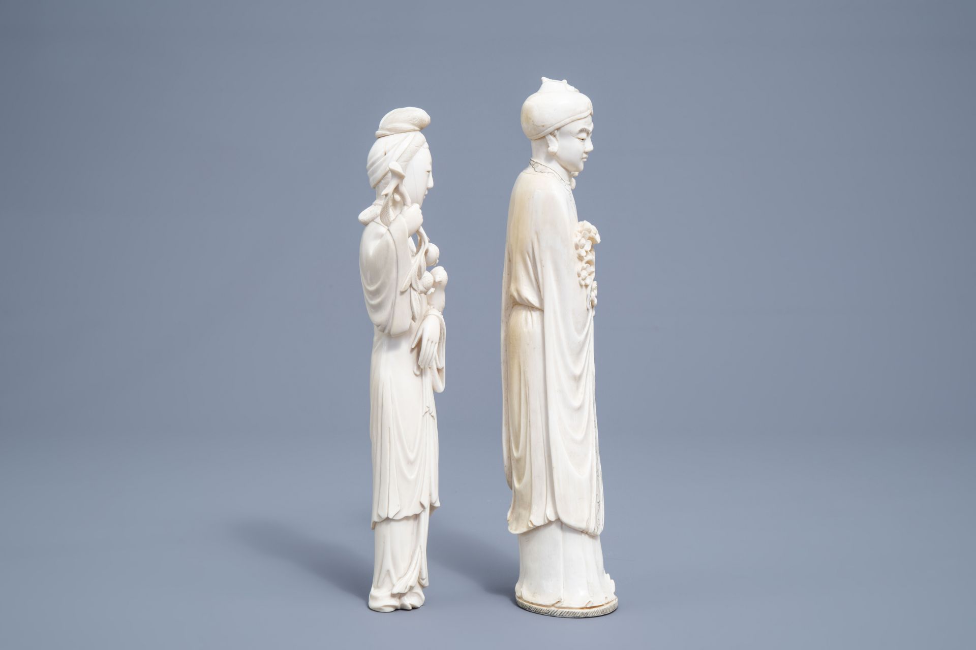 Two Chinese carved ivory figures of a scholar and a lady with a parrot, 19th/20th C. - Image 5 of 9