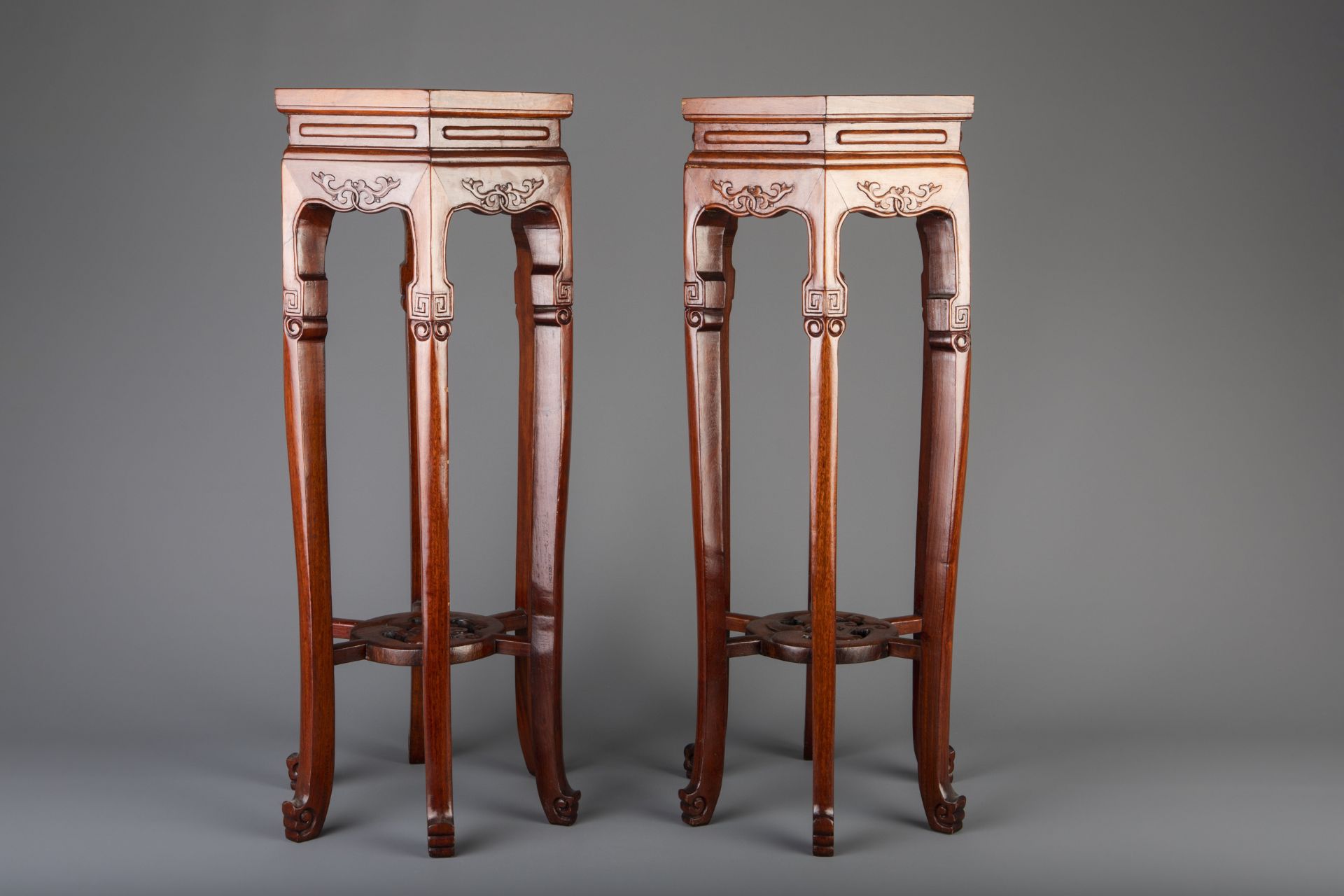 A pair of Chinese carved wood and marble hexagonal vase stands, 20th C. - Image 3 of 7