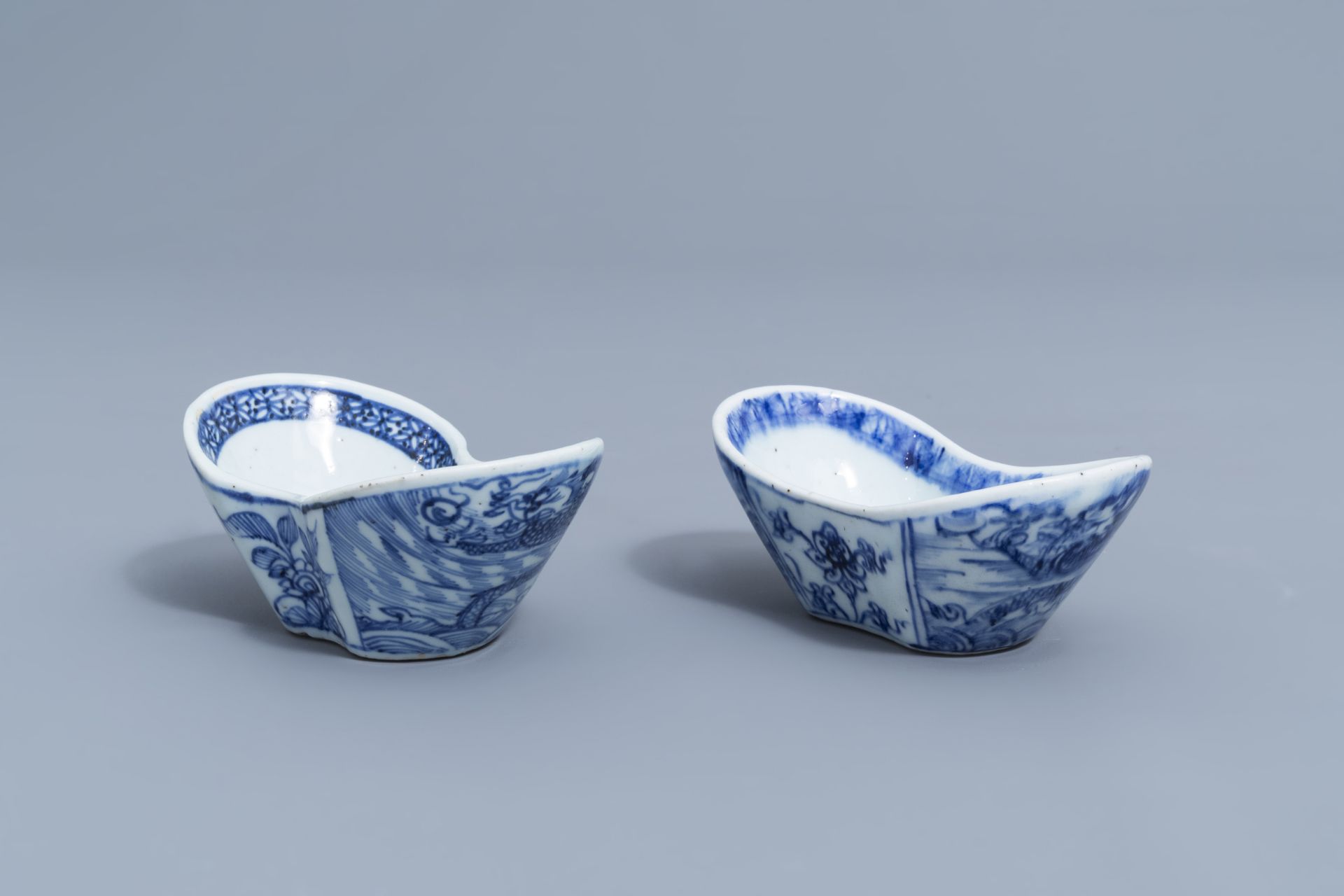 A pair of Chinese blue and white ingot shaped bowls, 18th/19th C. - Image 3 of 20