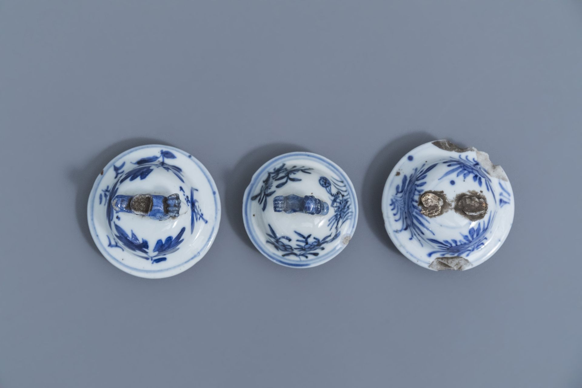 A varied collection of Chinese blue and white porcelain, 19th C. - Image 9 of 18