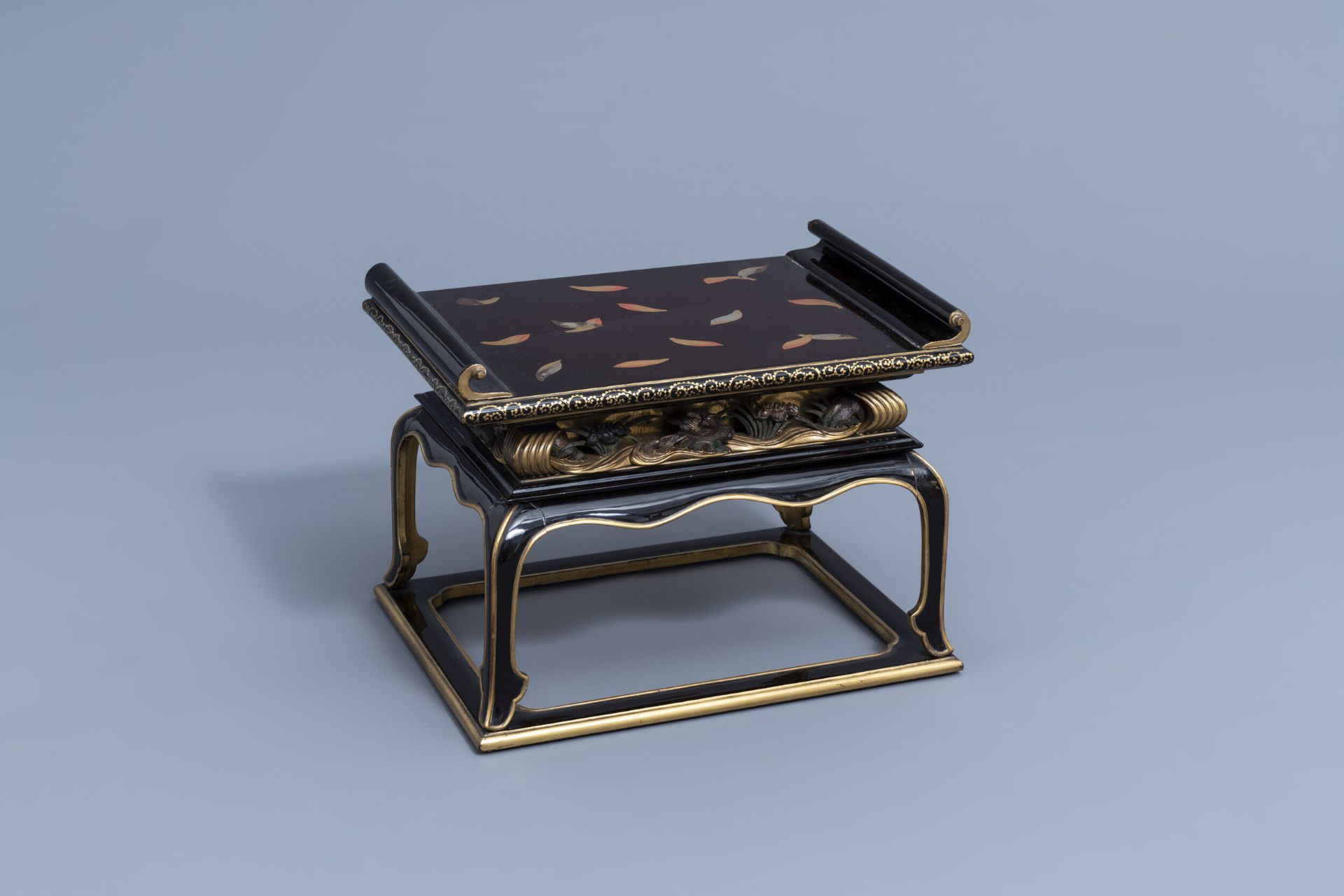 A Japanese gilt and lacquered wooden tray on stand with floral design, Meiji/Showa, 19th/20th C.